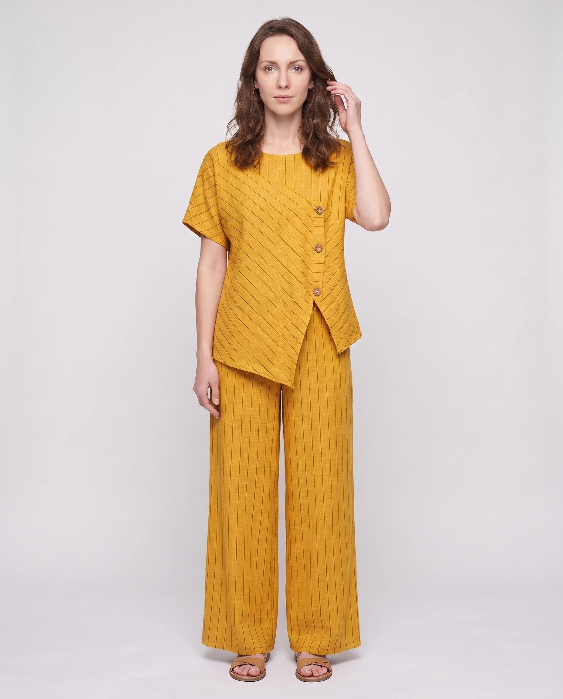 Ensemble top raye asymetrique et pantalon large Jaune vue de face studio - Amandine | Zolena