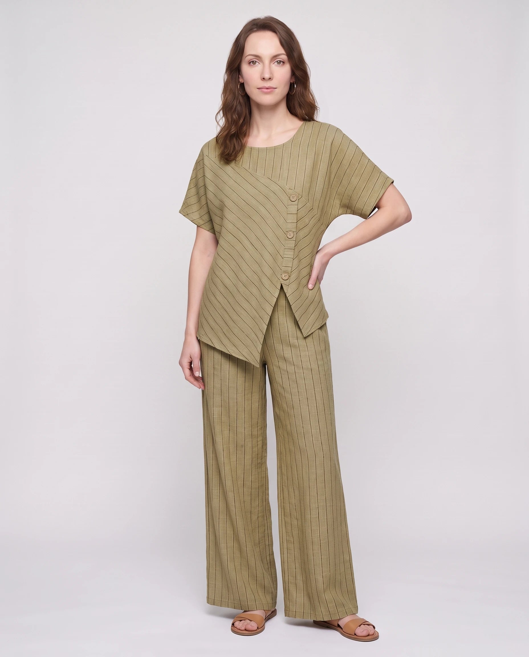 Ensemble top raye asymetrique et pantalon large Kaki vue de face studio - Amandine | Zolena