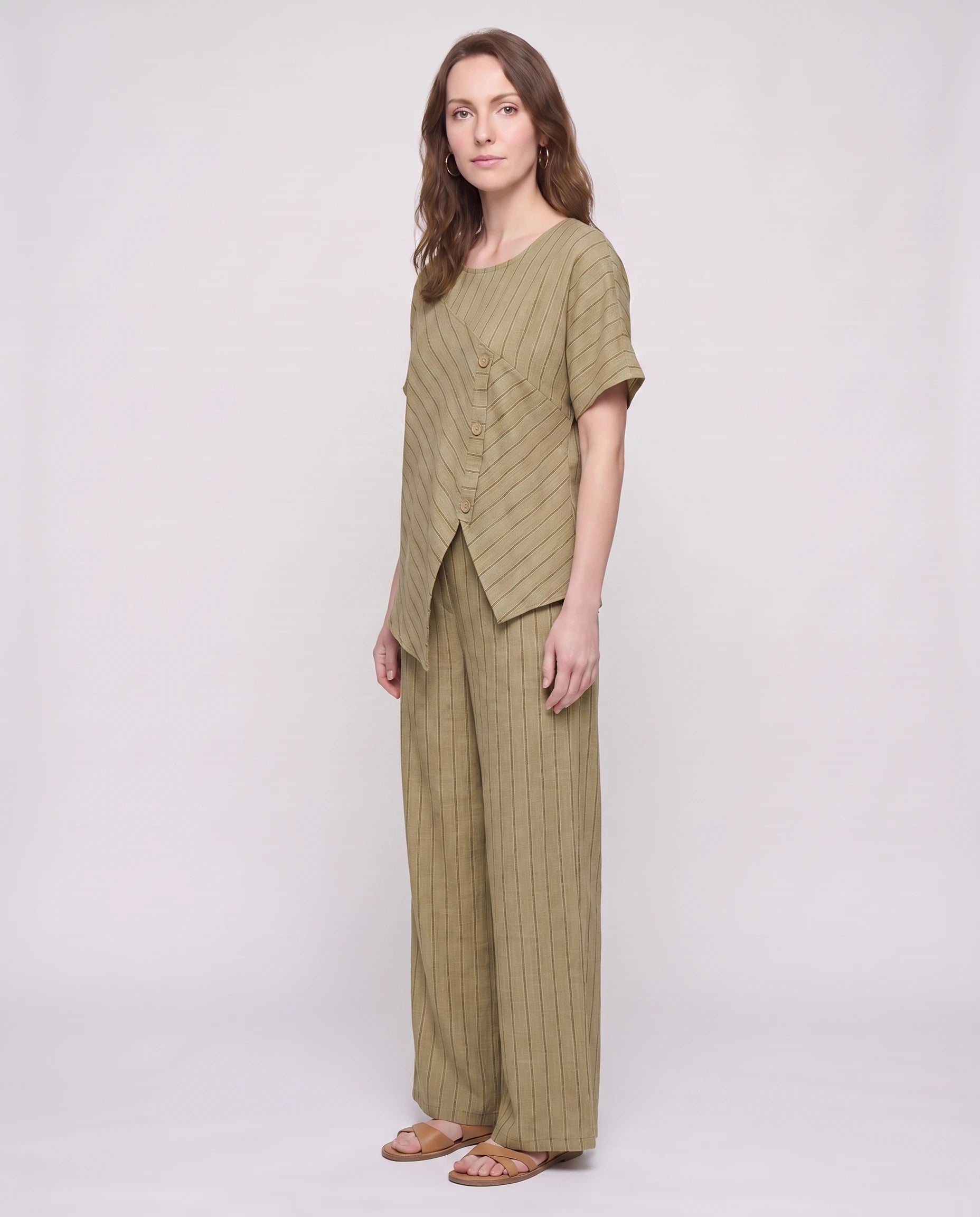 Ensemble top raye asymetrique et pantalon large Kaki vue de profil studio - Amandine | Zolena