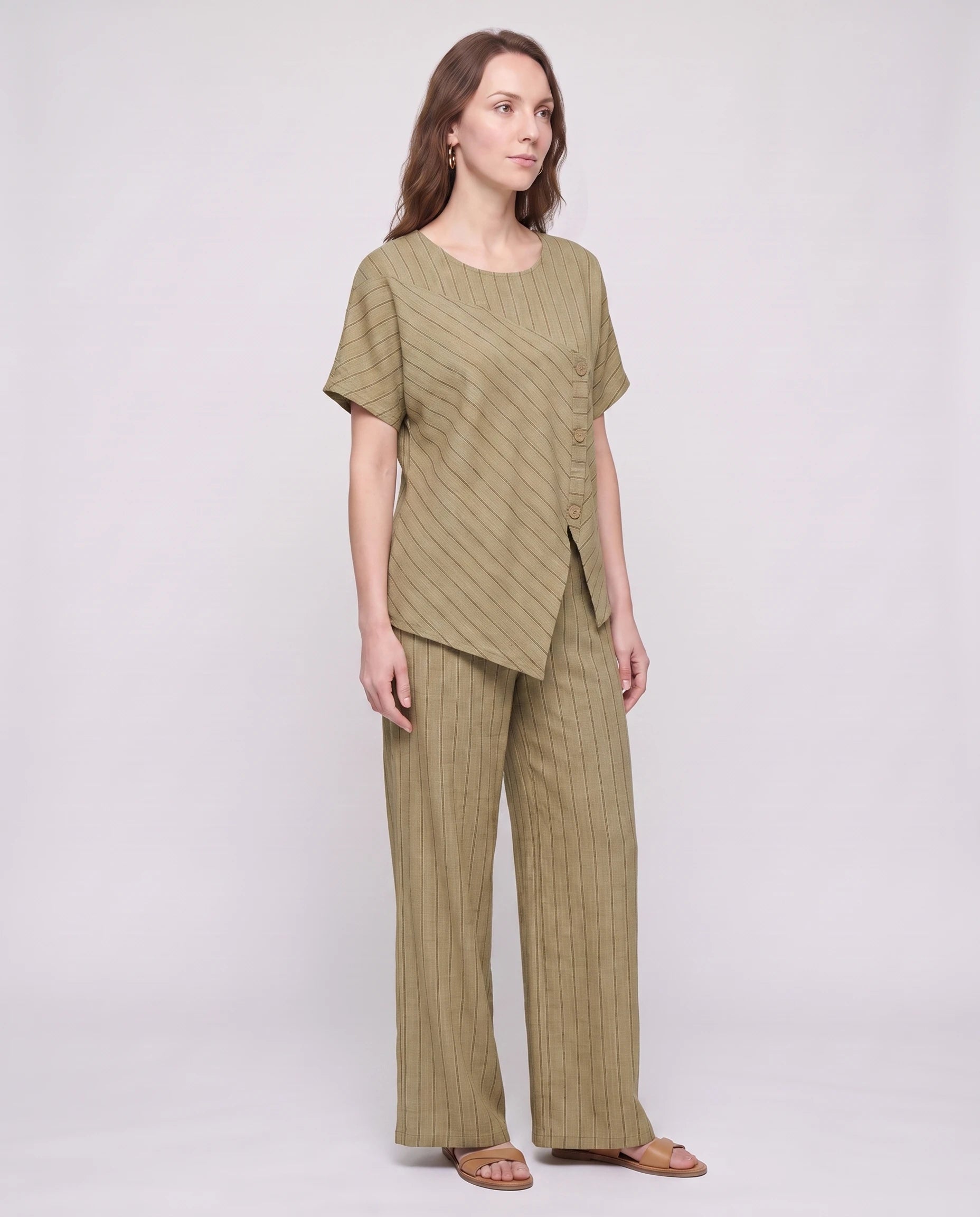 Ensemble top raye asymetrique et pantalon large Kaki vue trois-quarts studio - Amandine | Zolena