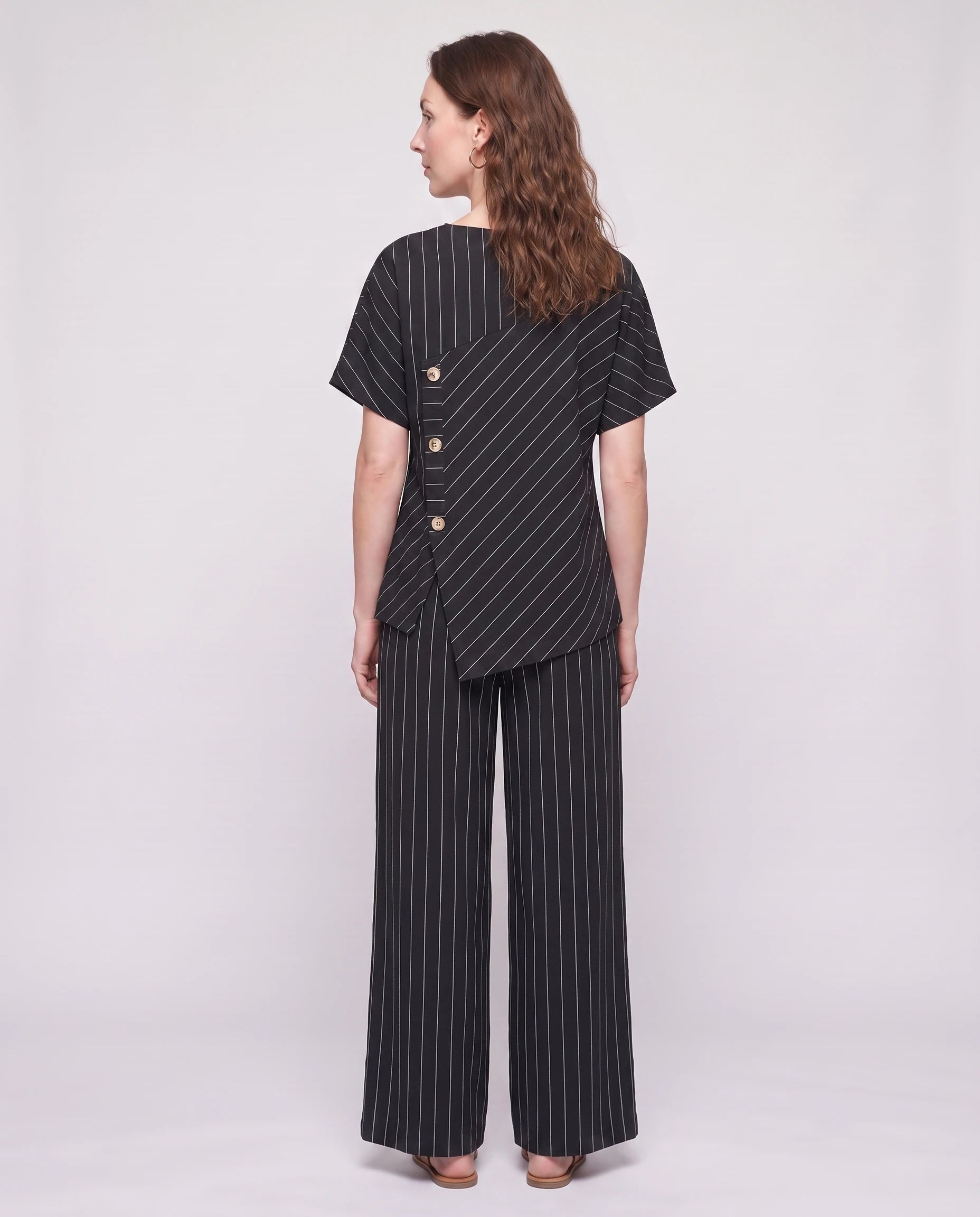 Ensemble top raye asymetrique et pantalon large Noir vue de dos studio - Amandine | Zolena