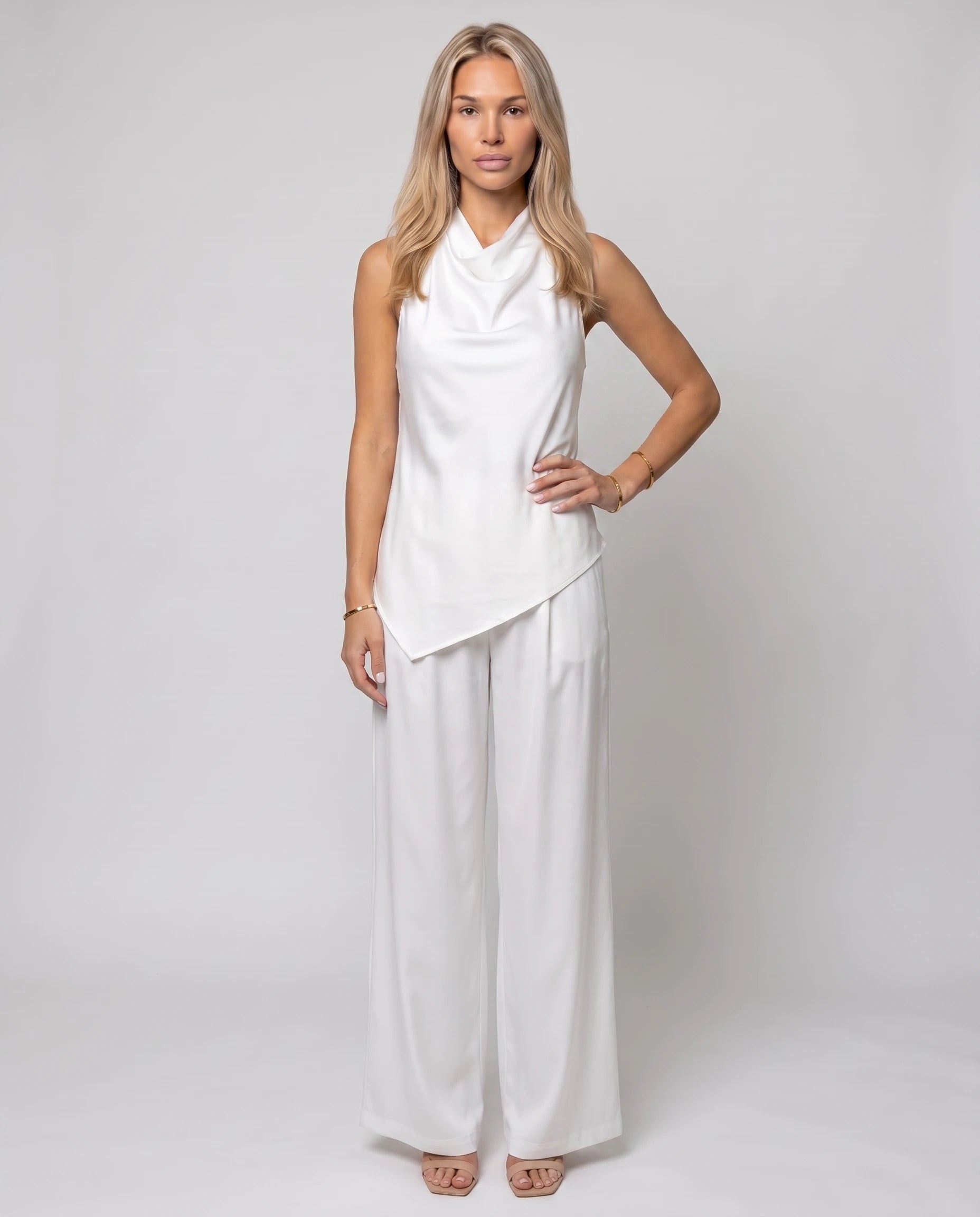 Ensemble top satin dos nu et pantalon large Vinciane — Blanc — vue studio pose