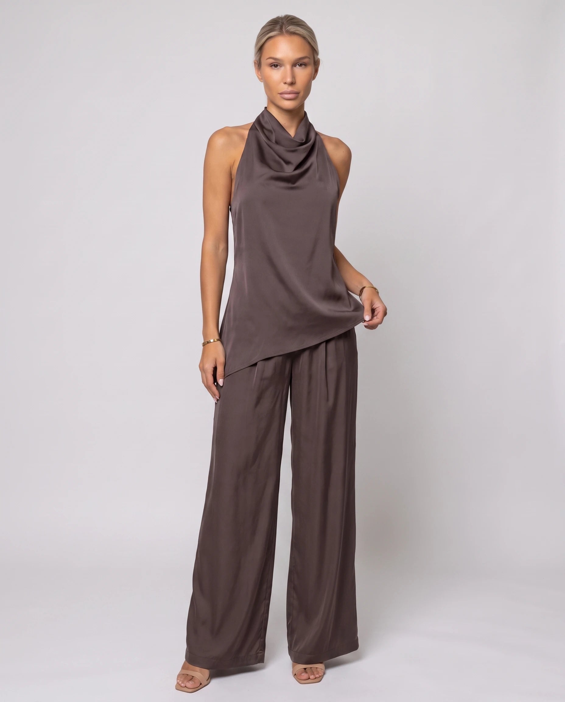 Ensemble top satin dos nu et pantalon large Vinciane — Café — vue studio pose