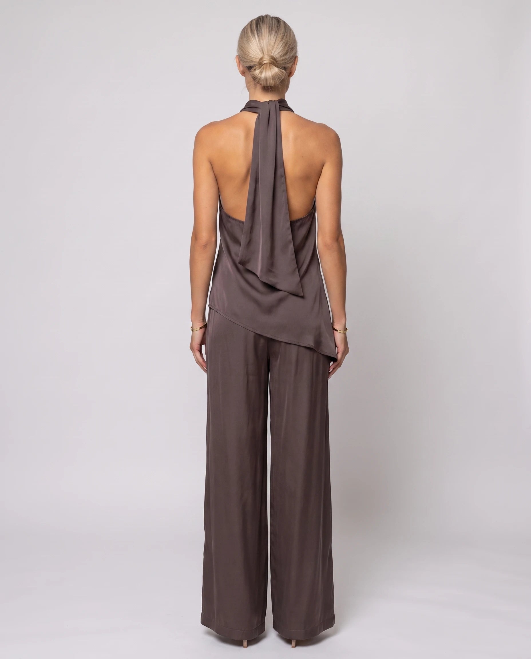 Ensemble top satin dos nu et pantalon large Vinciane — Café — vue dos nu drapé