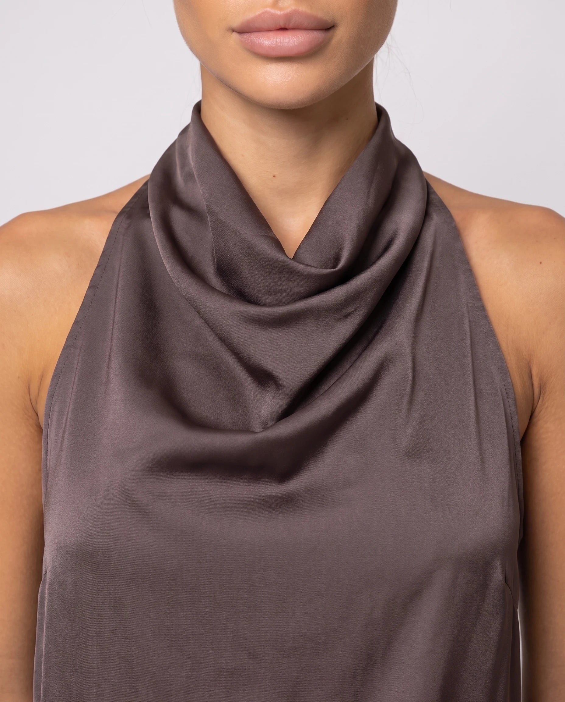 Ensemble top satin dos nu et pantalon large Vinciane — Café — détail col bénitier
