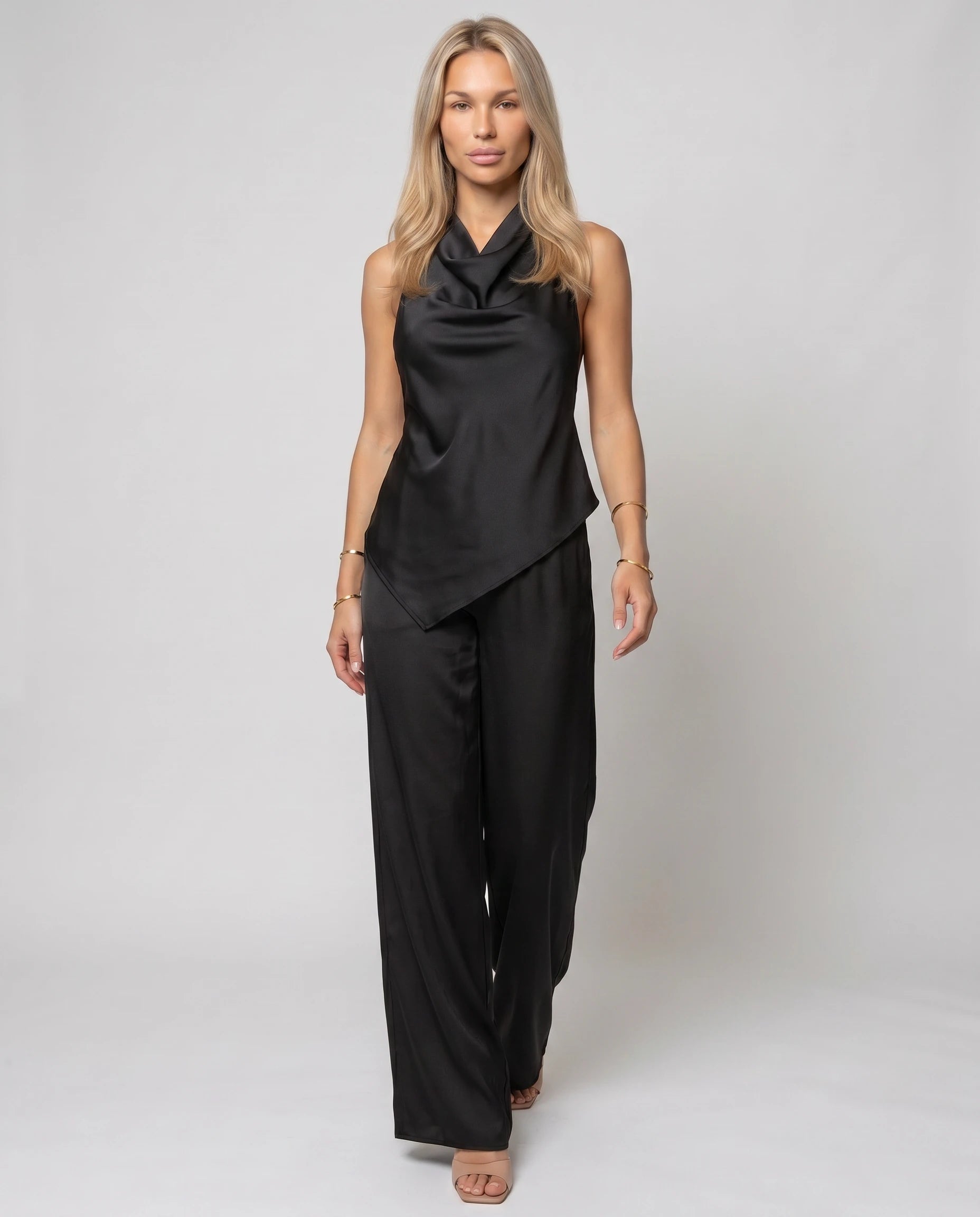Ensemble top satin dos nu et pantalon large Vinciane — Noir — vue studio pose