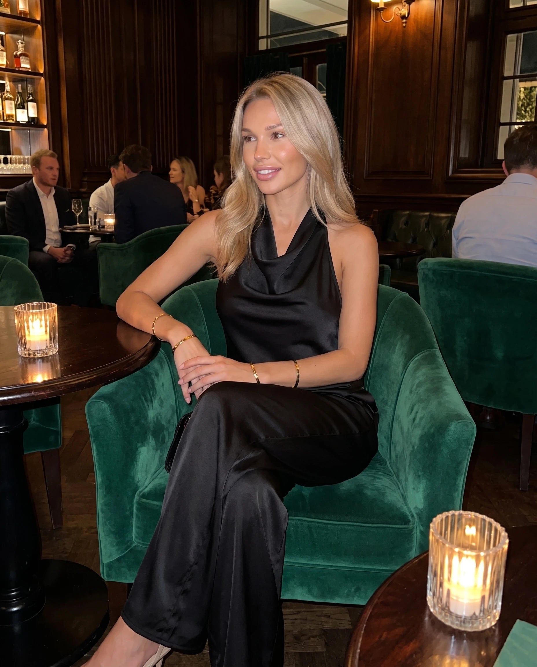 Ensemble top satin dos nu et pantalon large Vinciane — Noir — portée, lifestyle 2