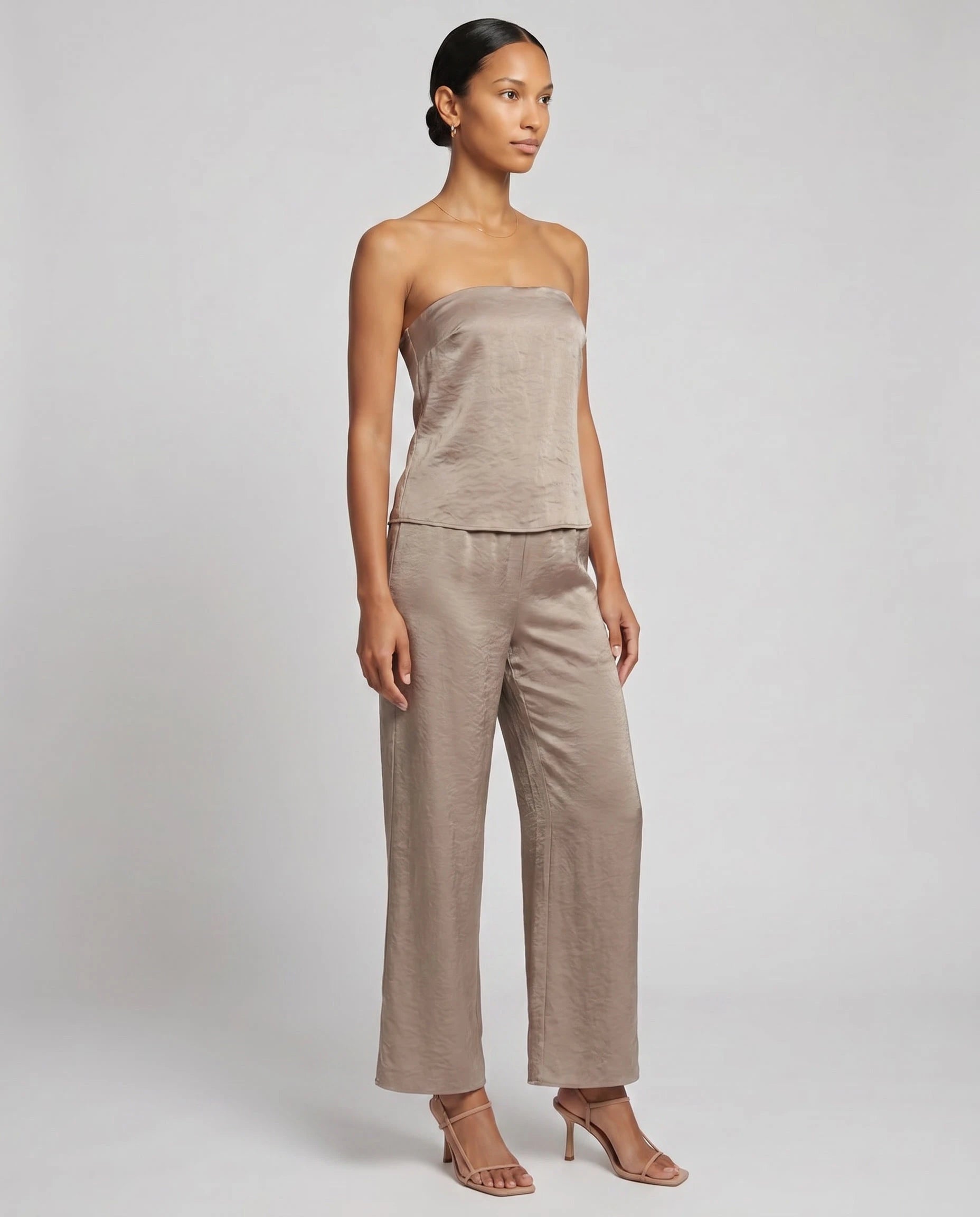 Ensemble satin bustier et pantalon large — Taupe — vue studio de face
