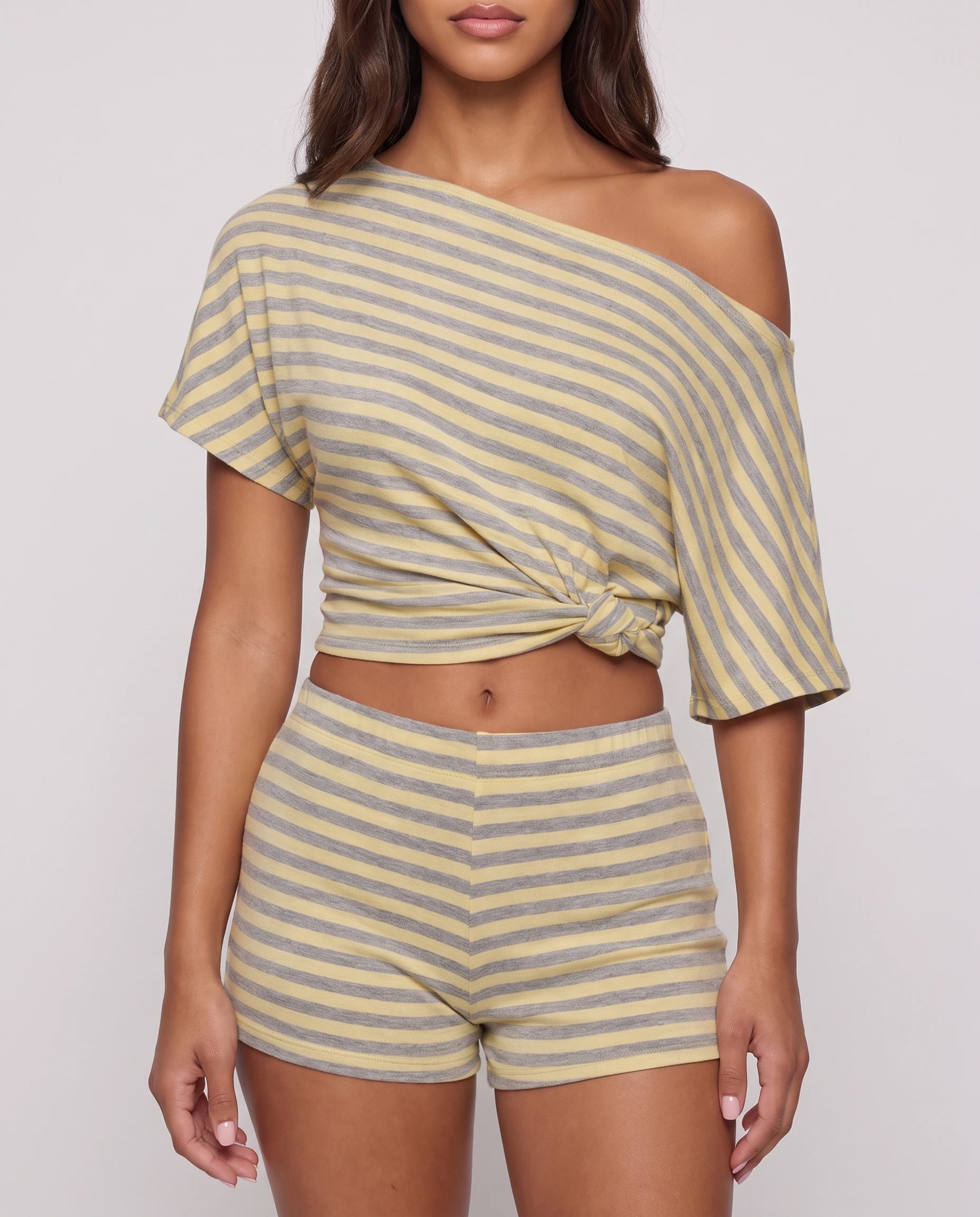 Ensemble top épaule dénudée et short rayé Domitille jaune rayé, détail de l'épaule dénudée et du nœud à l'ourlet