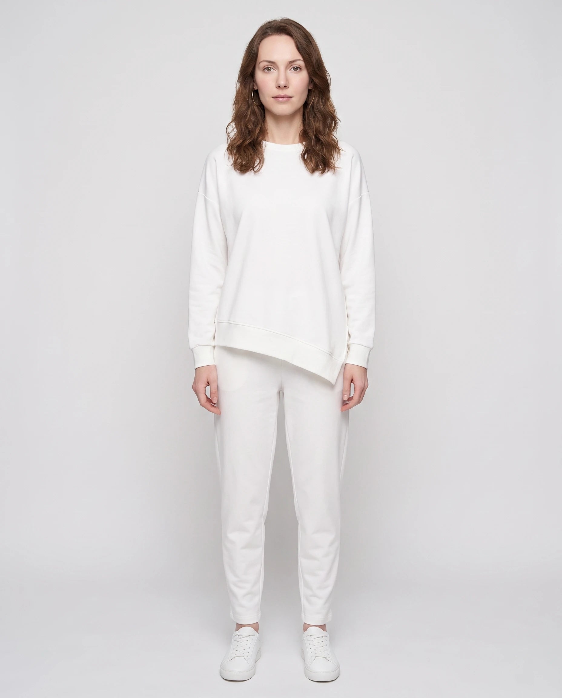 Ensemble sweat asymétrique et pantalon Bénédicte — Blanc — vue face studio