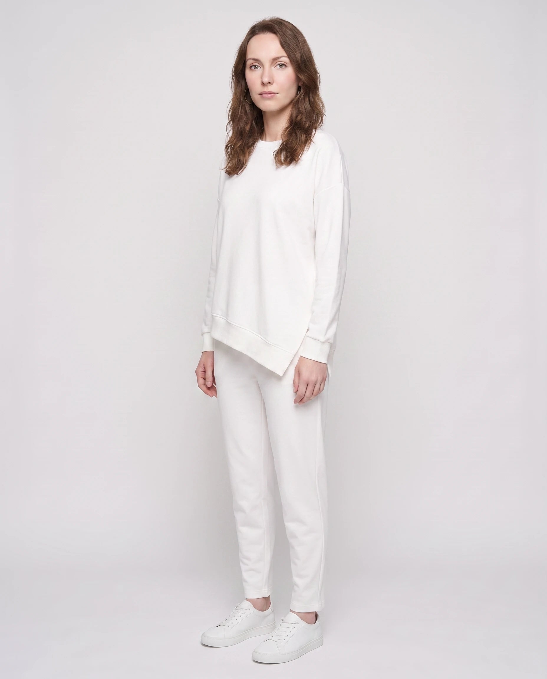 Ensemble sweat asymétrique et pantalon Bénédicte — Blanc — vue studio pose