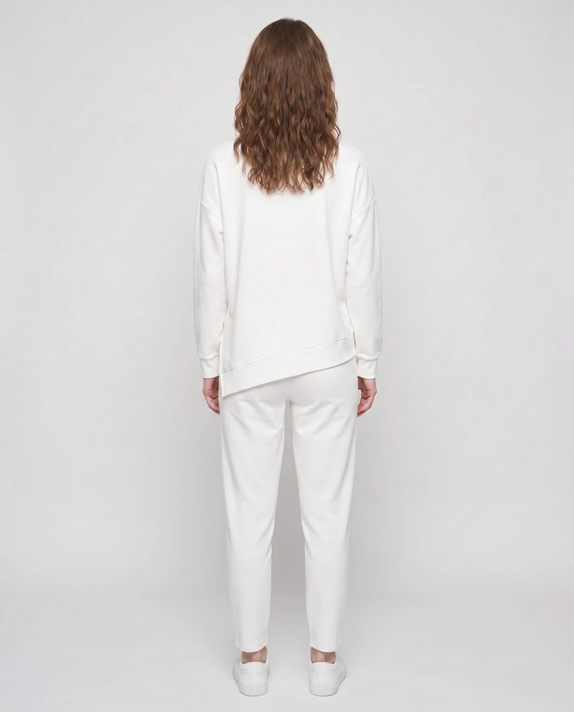 Ensemble sweat asymétrique et pantalon Bénédicte — Blanc — vue dos studio