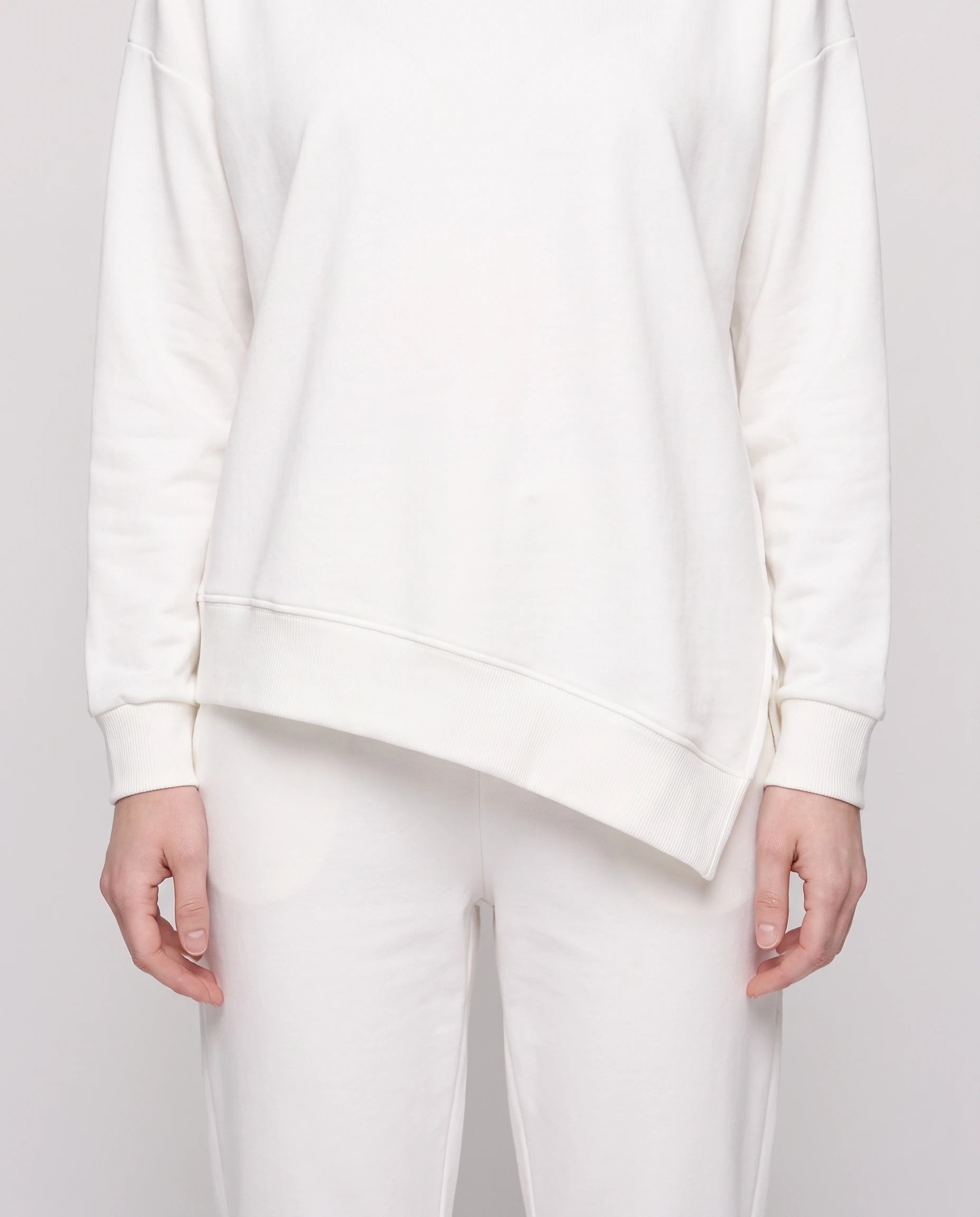 Ensemble sweat asymétrique et pantalon Bénédicte — Blanc — détail ourlet asymétrique