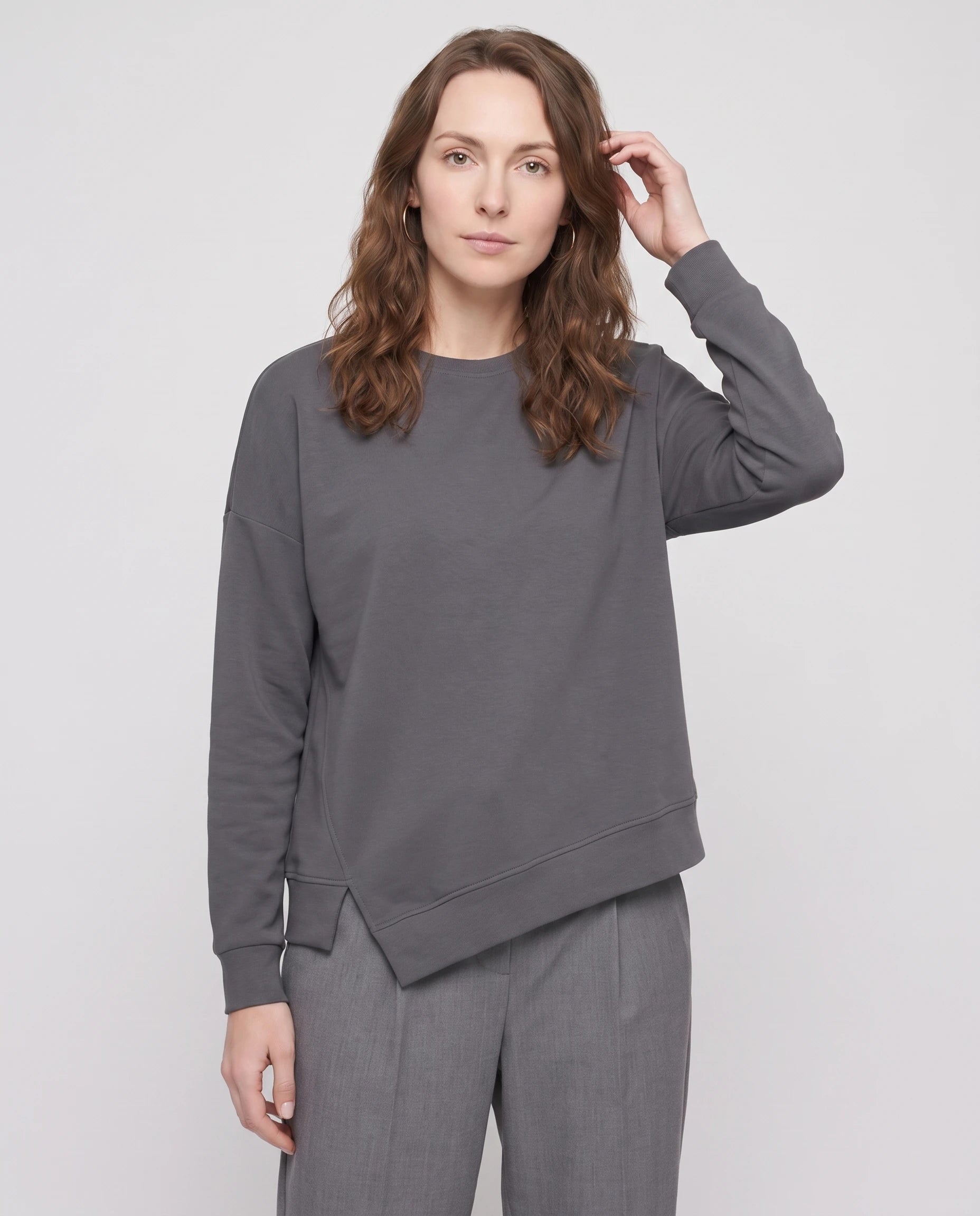 Ensemble sweat asymétrique et pantalon Bénédicte — Gris — vue studio pose
