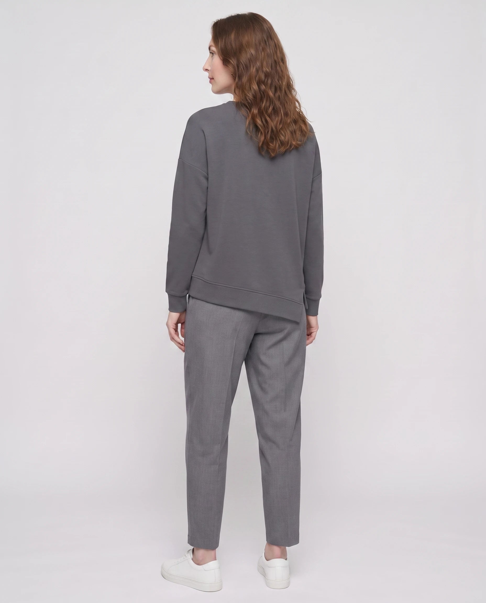 Ensemble sweat asymétrique et pantalon Bénédicte — Gris — vue dos studio