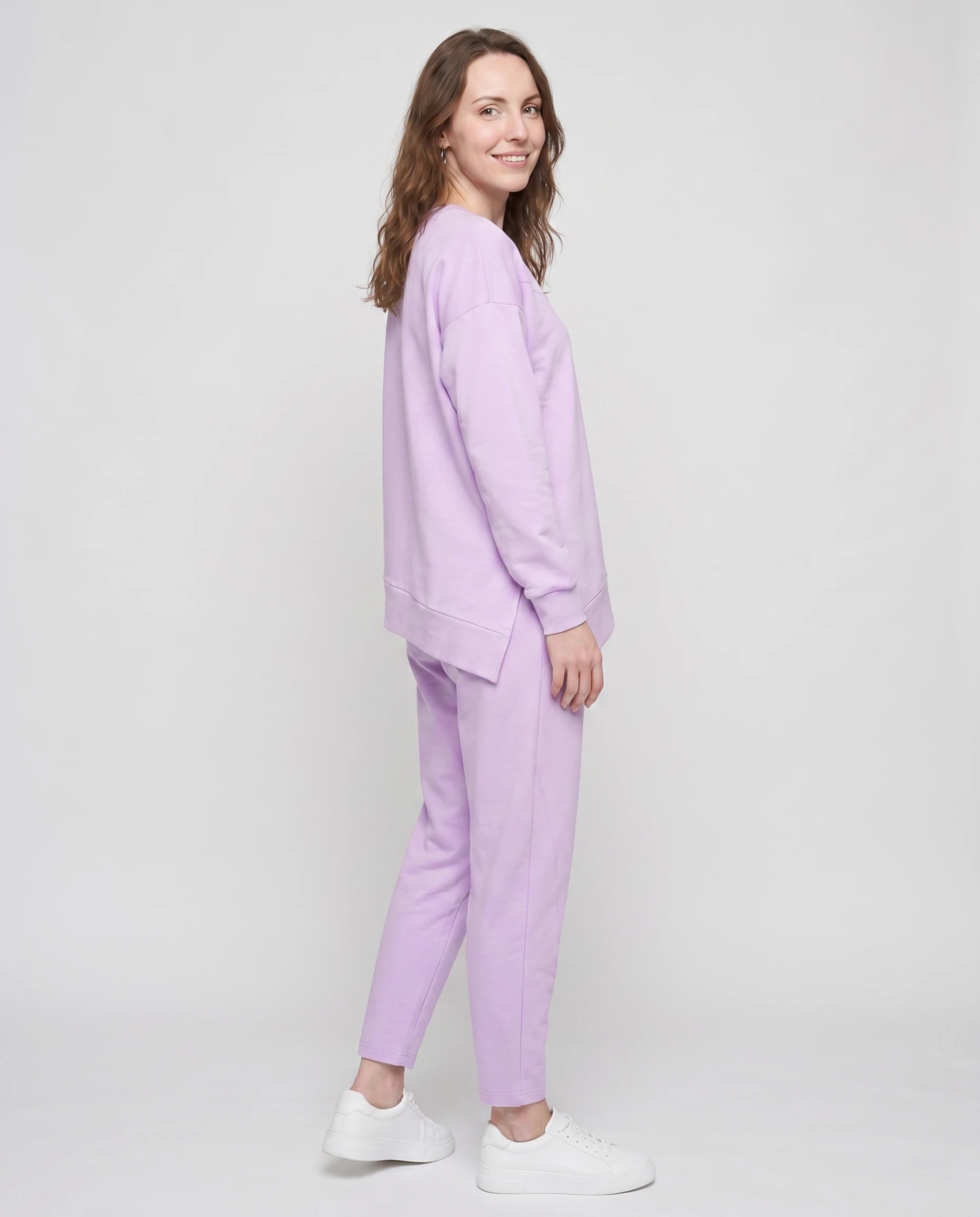 Ensemble sweat asymétrique et pantalon Bénédicte — Lavande — vue studio pose