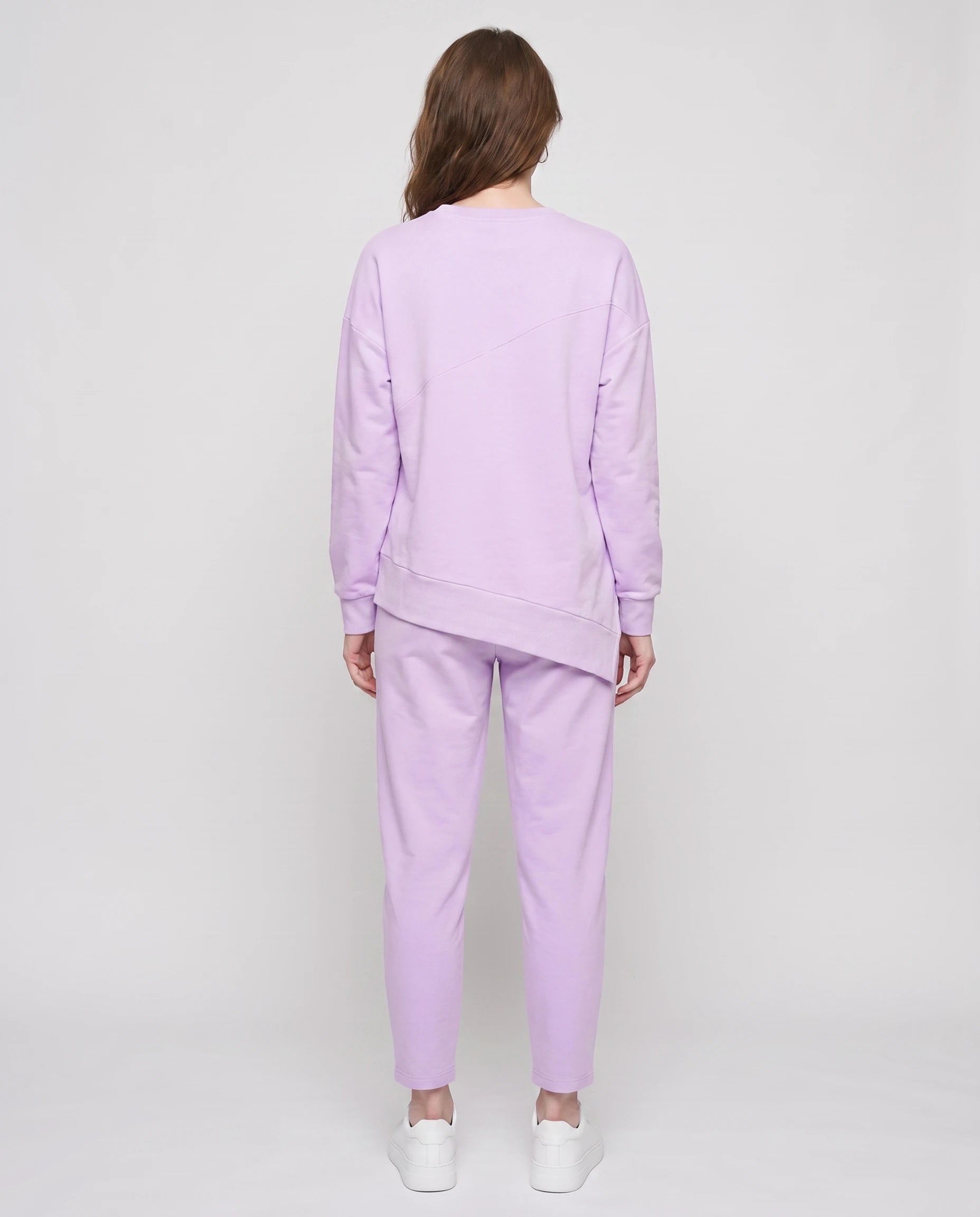 Ensemble sweat asymétrique et pantalon Bénédicte — Lavande — vue dos studio