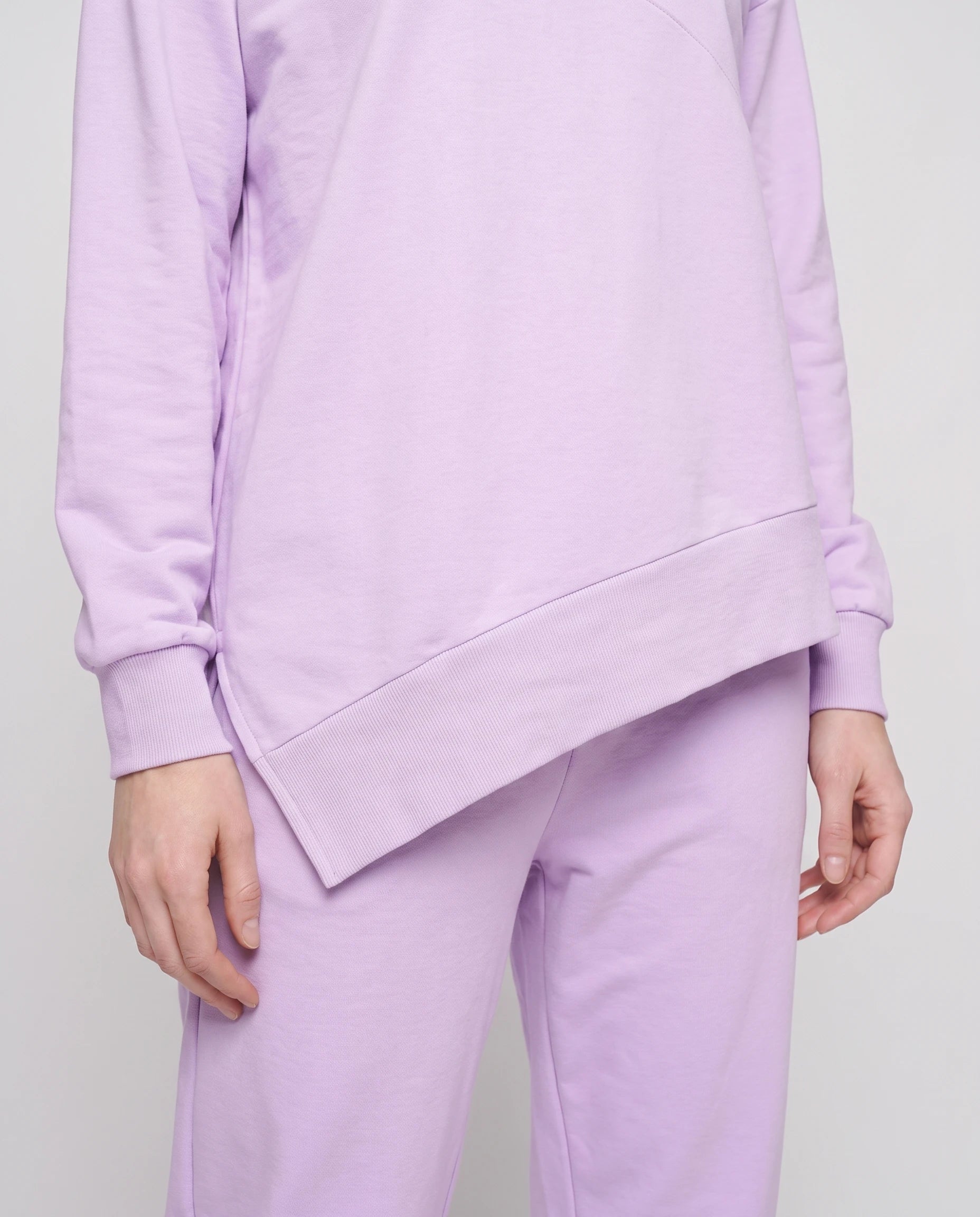 Ensemble sweat asymétrique et pantalon Bénédicte — Lavande — détail ourlet asymétrique