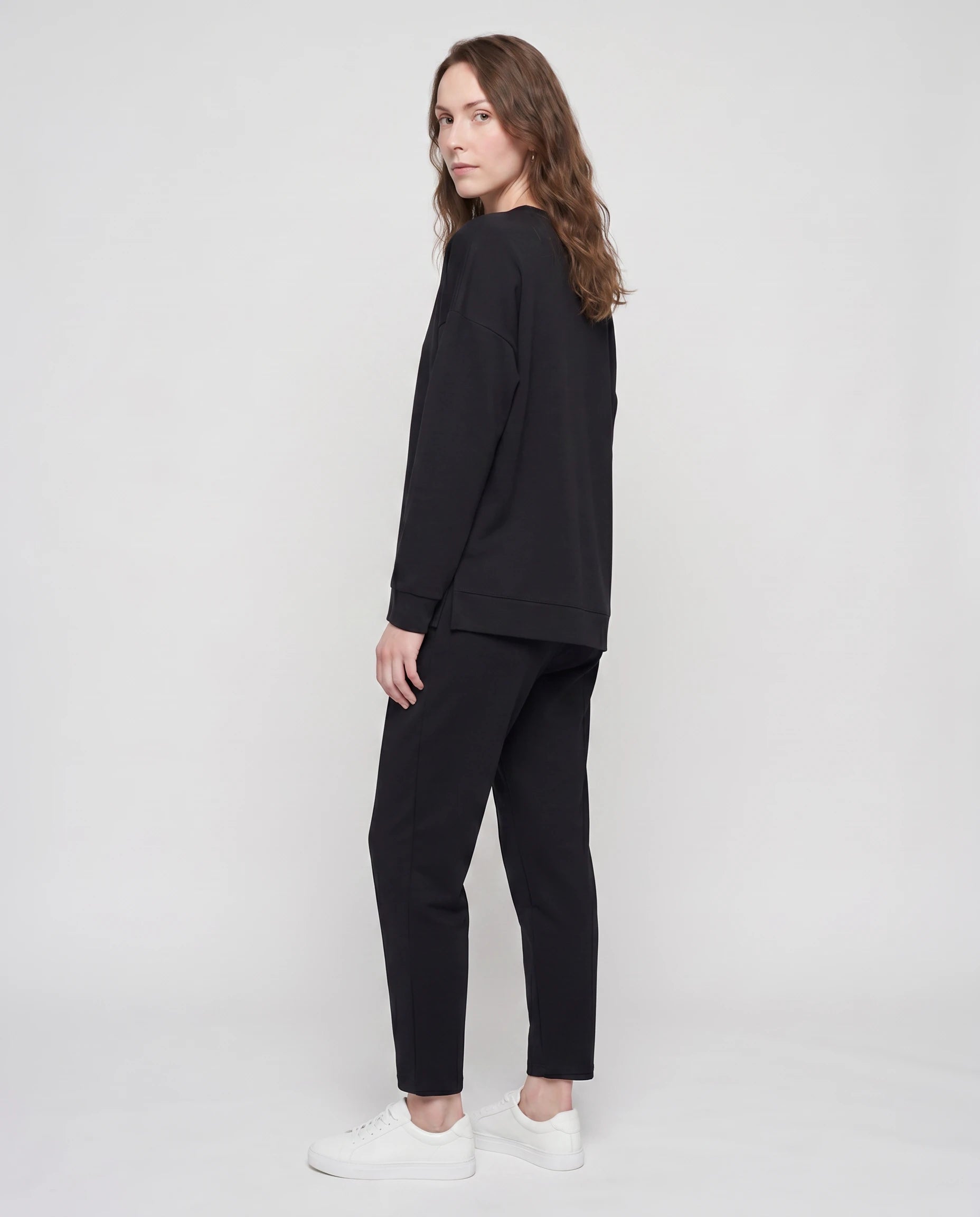 Ensemble sweat asymétrique et pantalon Bénédicte — Noir — vue studio pose
