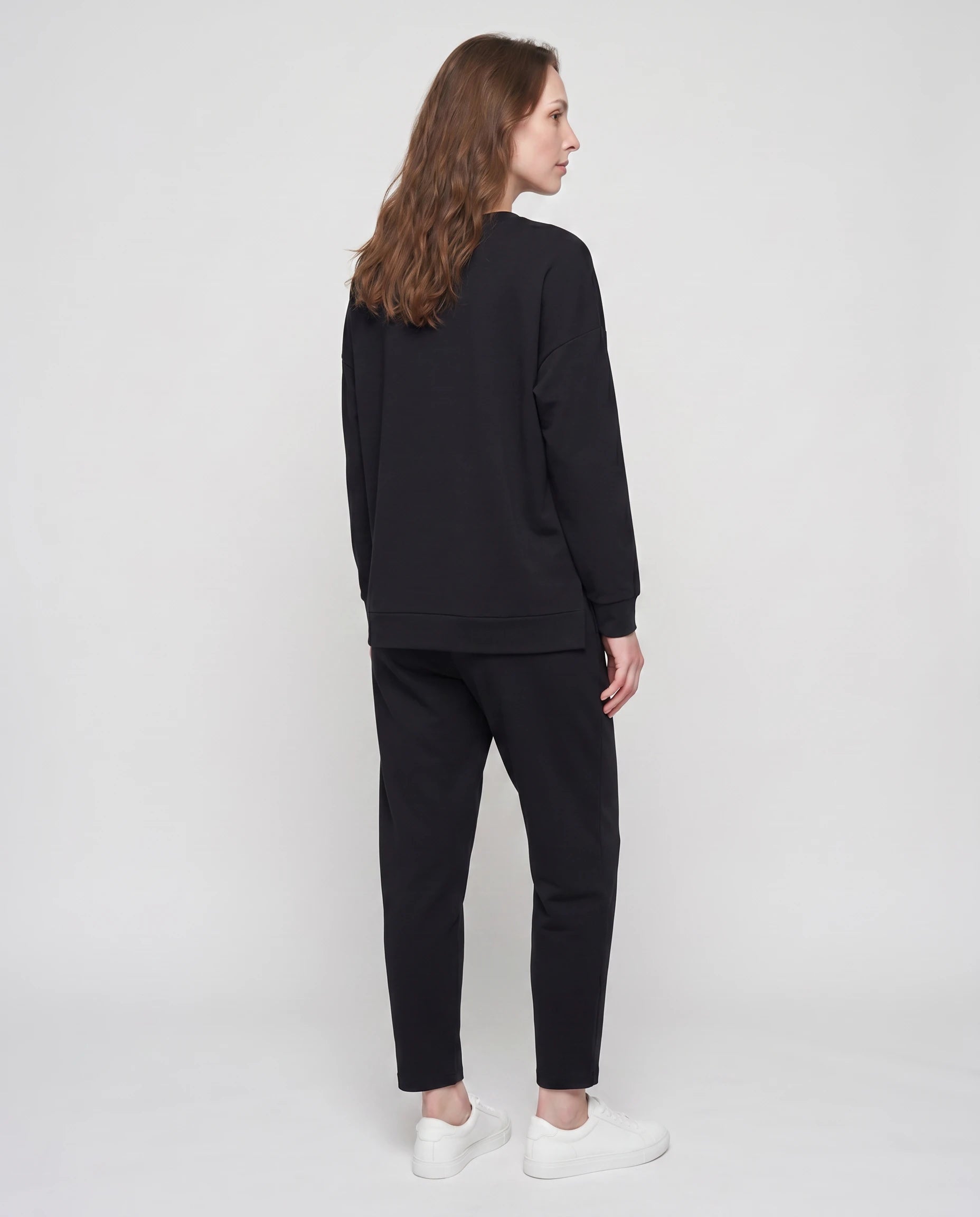 Ensemble sweat asymétrique et pantalon Bénédicte — Noir — vue dos studio