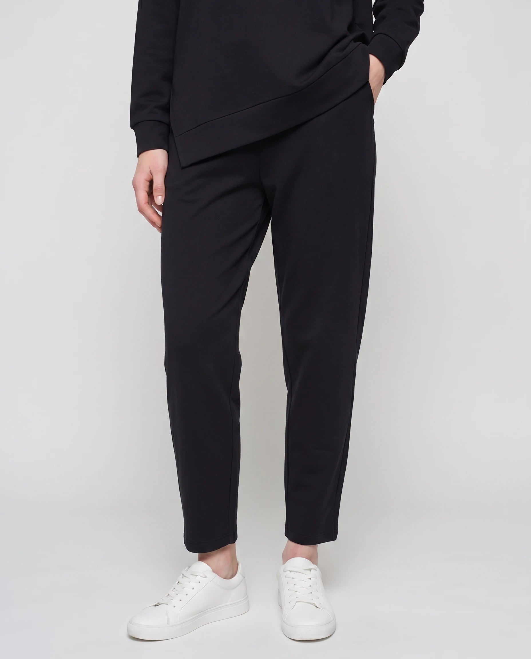 Ensemble sweat asymétrique et pantalon Bénédicte — Noir — détail ourlet asymétrique