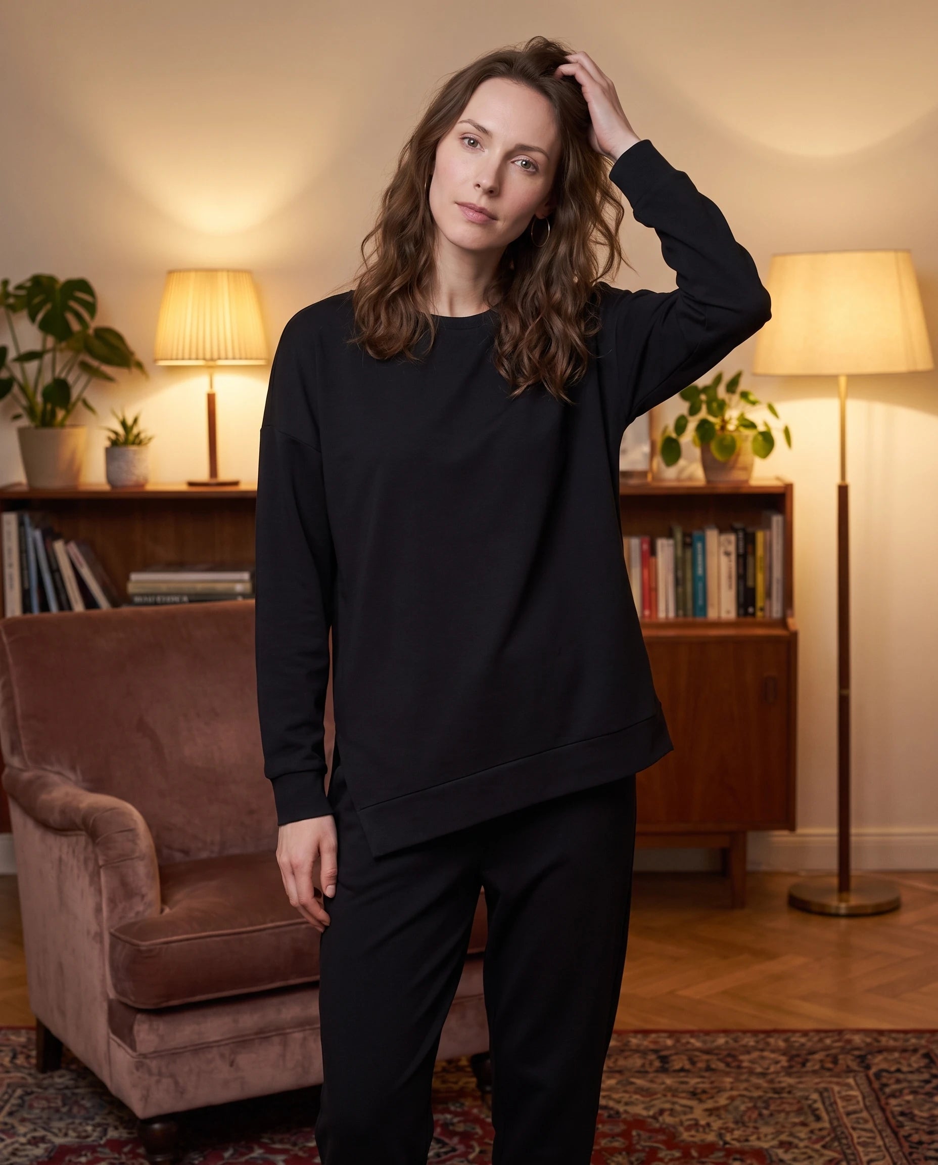 Ensemble sweat asymétrique et pantalon Bénédicte — Noir — portée, lifestyle 2