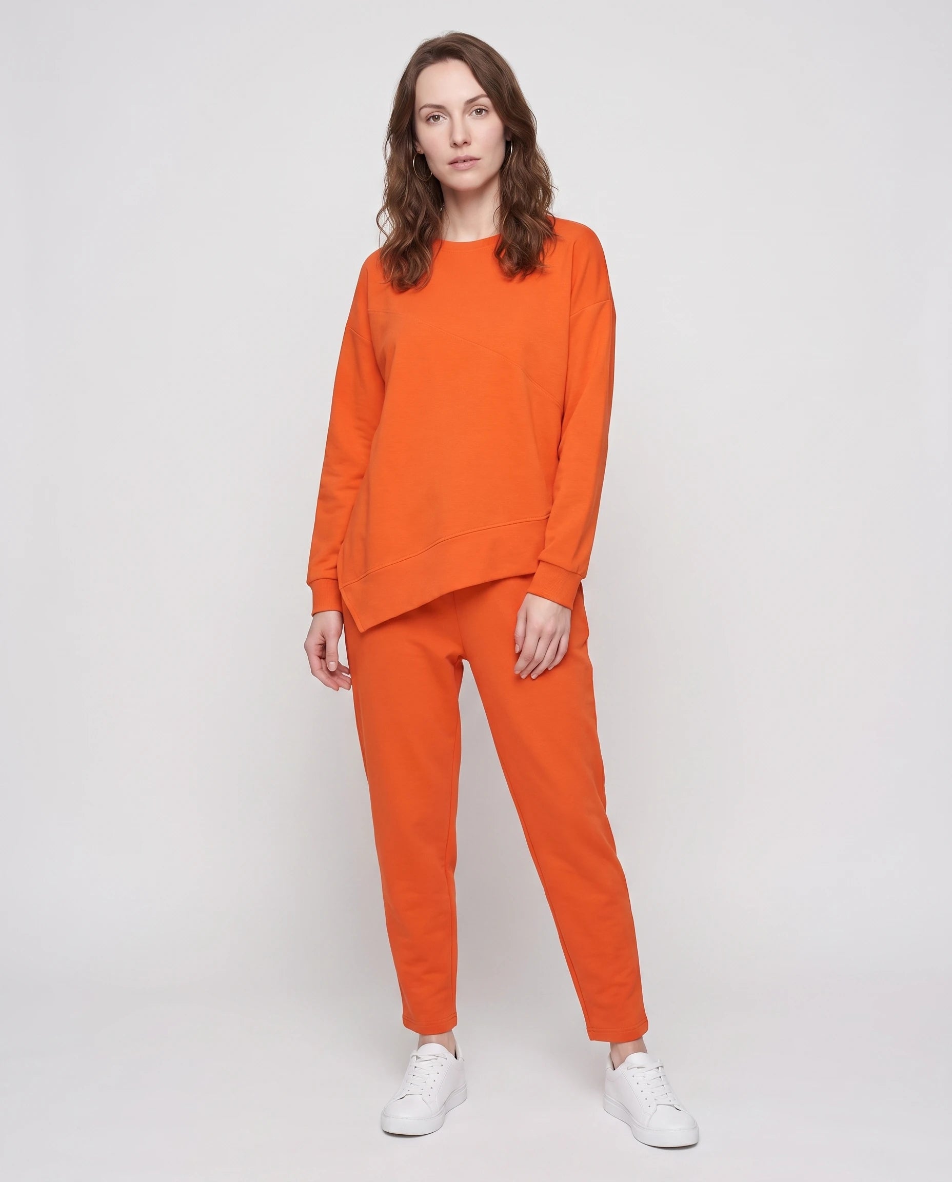 Ensemble sweat asymétrique et pantalon Bénédicte — Orange — vue face studio