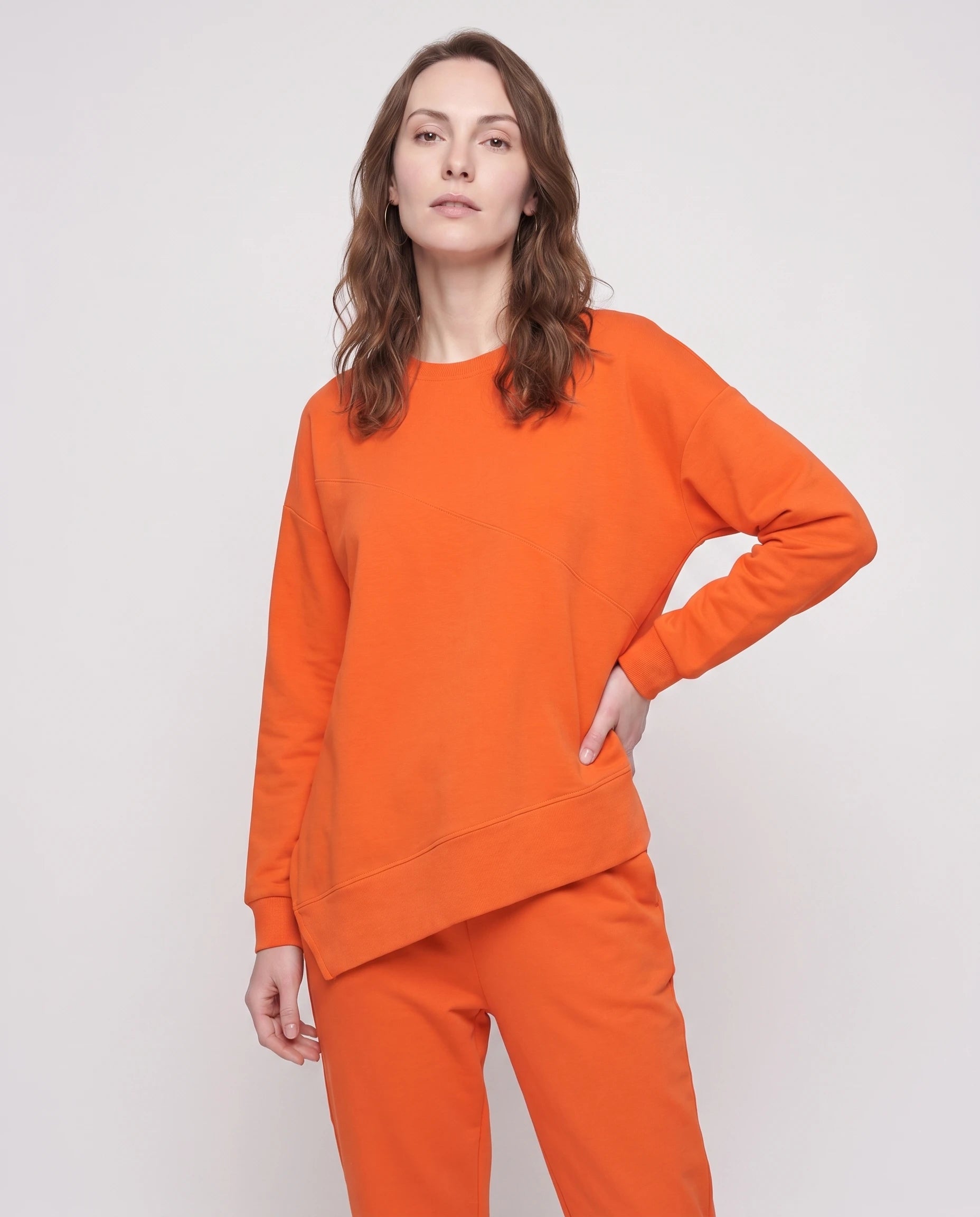 Ensemble sweat asymétrique et pantalon Bénédicte — Orange — vue studio pose