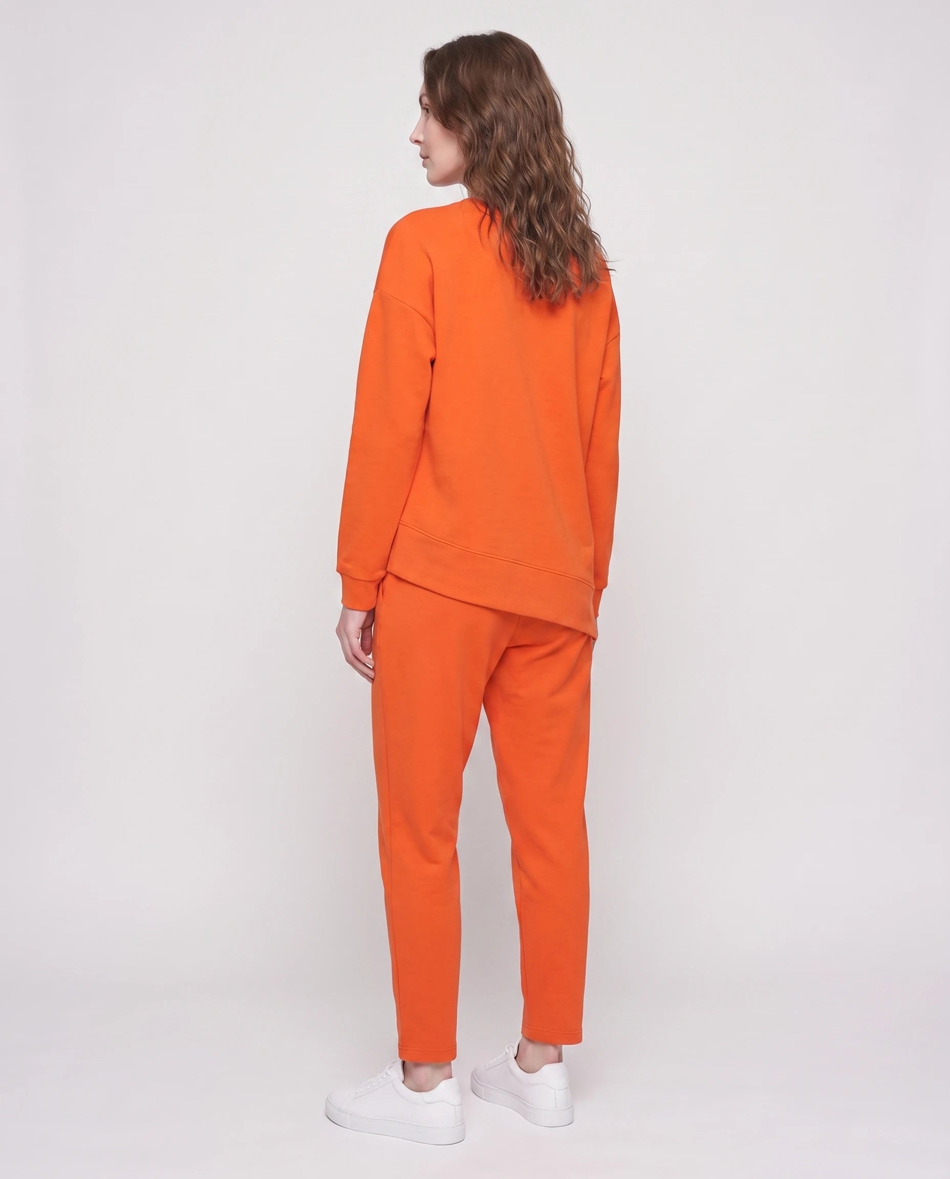 Ensemble sweat asymétrique et pantalon Bénédicte — Orange — vue dos studio