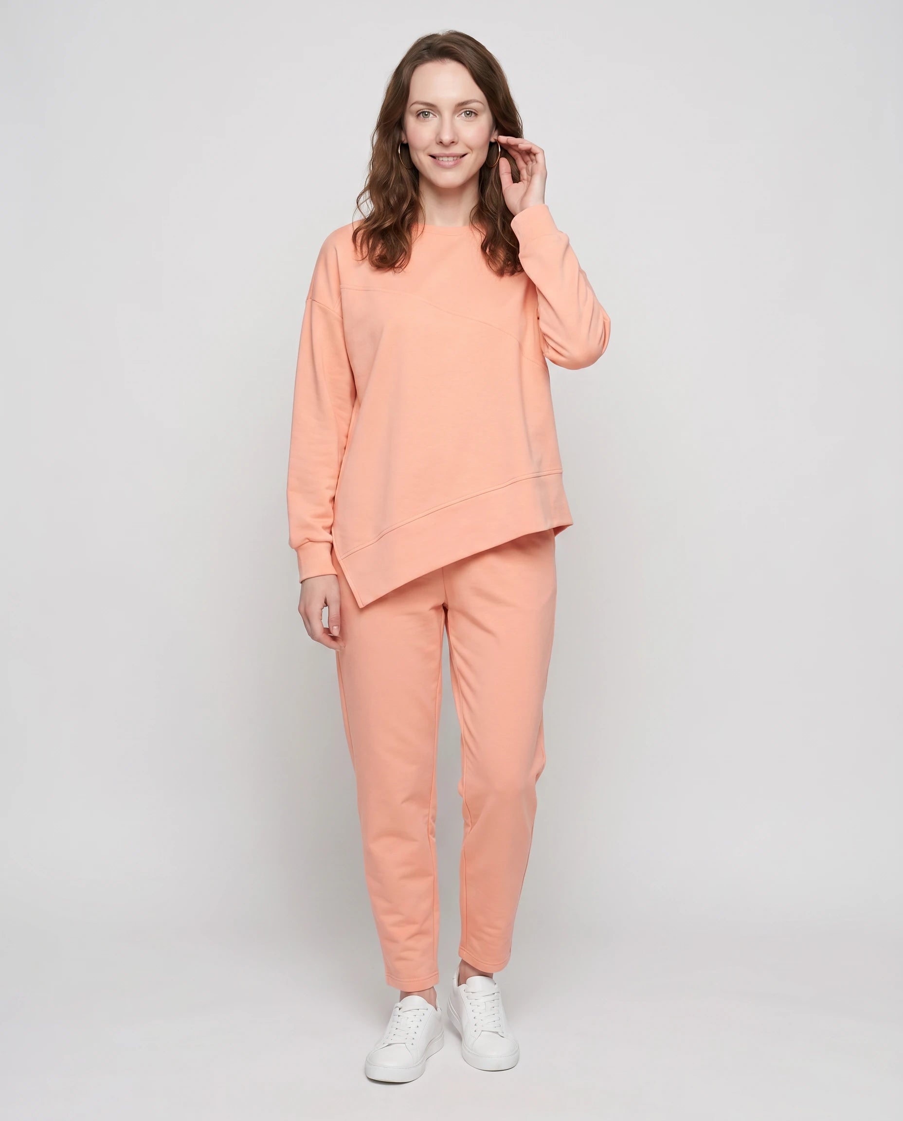 Ensemble sweat asymétrique et pantalon Bénédicte — Pêche — vue face studio