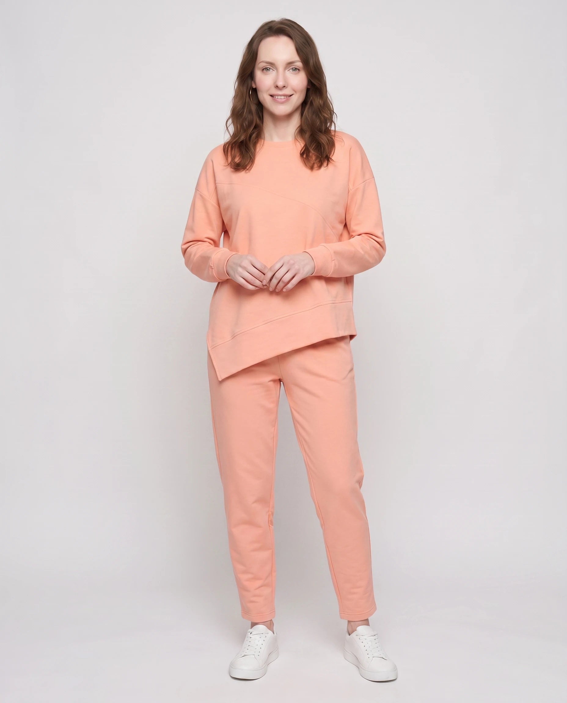 Ensemble sweat asymétrique et pantalon Bénédicte — Pêche — vue studio pose