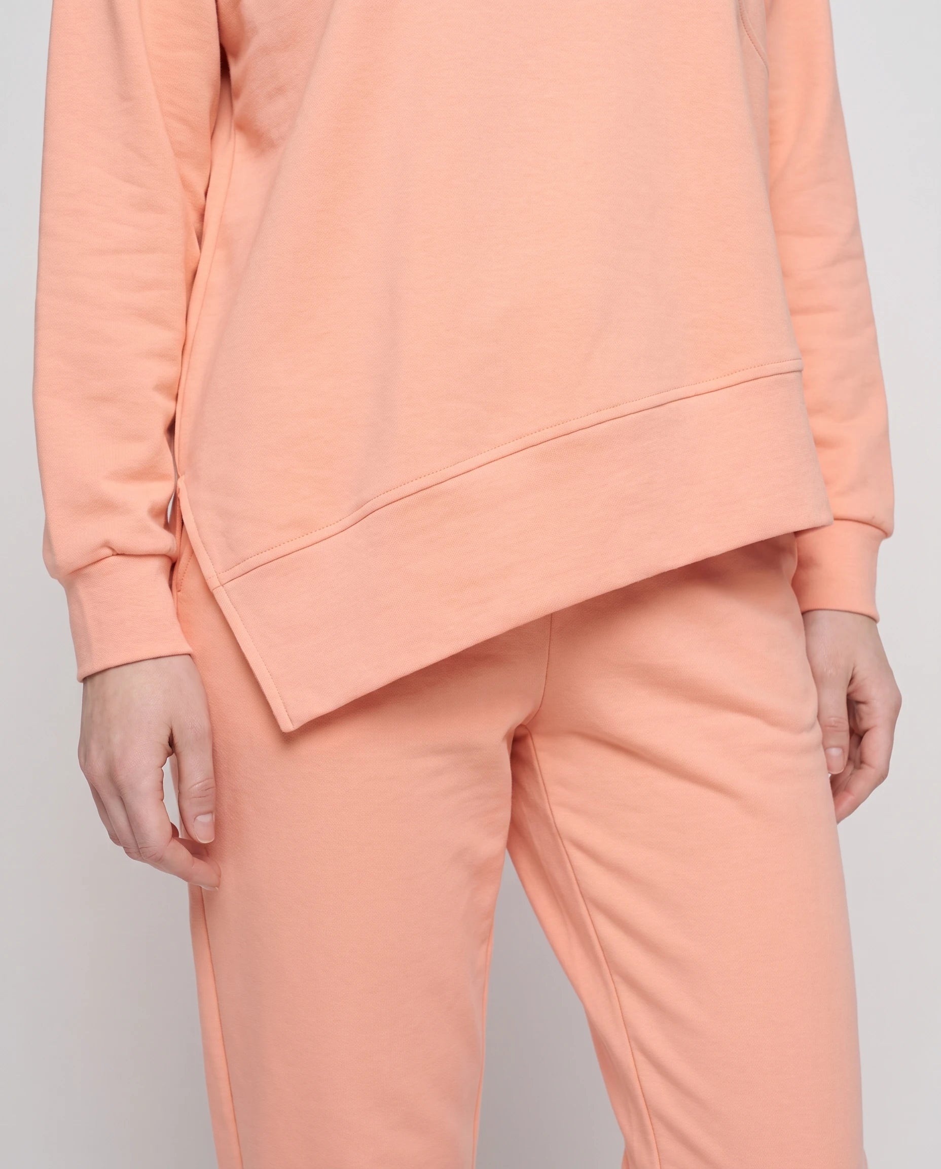 Ensemble sweat asymétrique et pantalon Bénédicte — Pêche — détail ourlet asymétrique