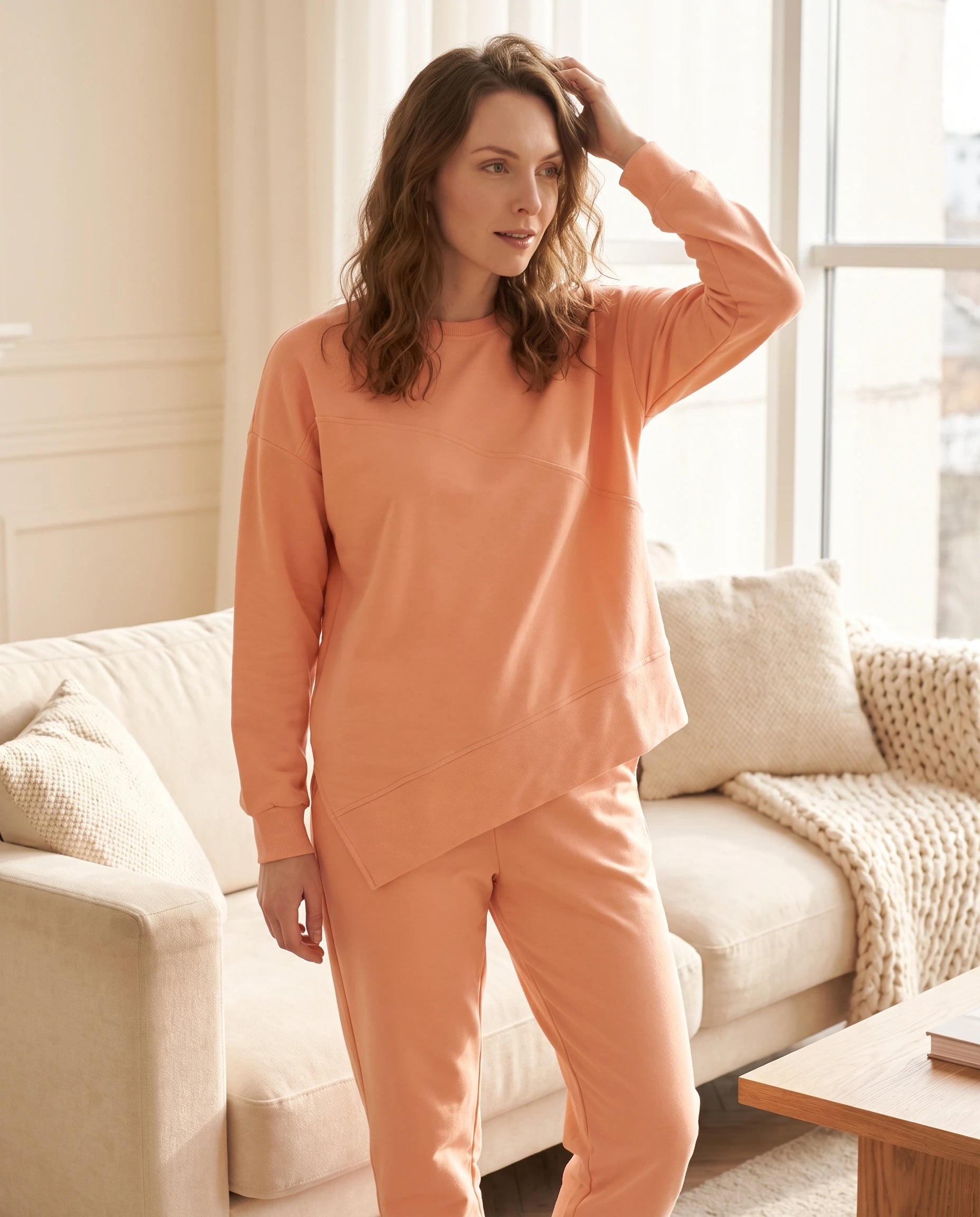 Ensemble sweat asymétrique et pantalon Bénédicte — Pêche — portée, lifestyle 2