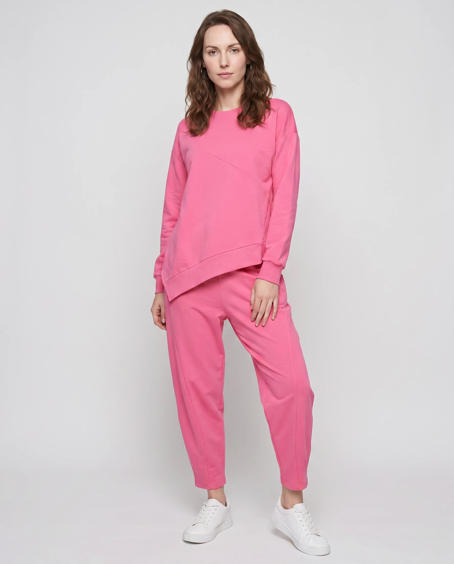 Ensemble sweat asymétrique et pantalon Bénédicte — Rose Vif — vue face studio