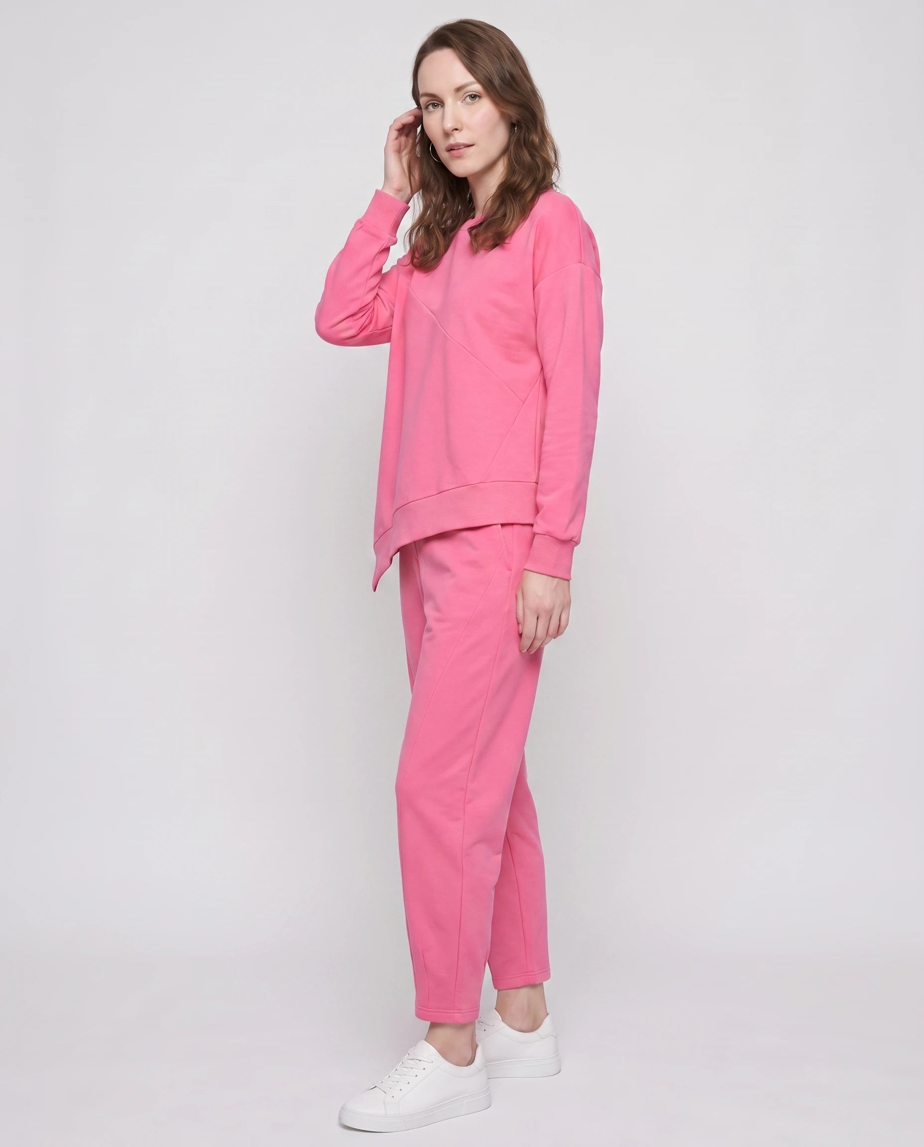 Ensemble sweat asymétrique et pantalon Bénédicte — Rose Vif — vue studio pose