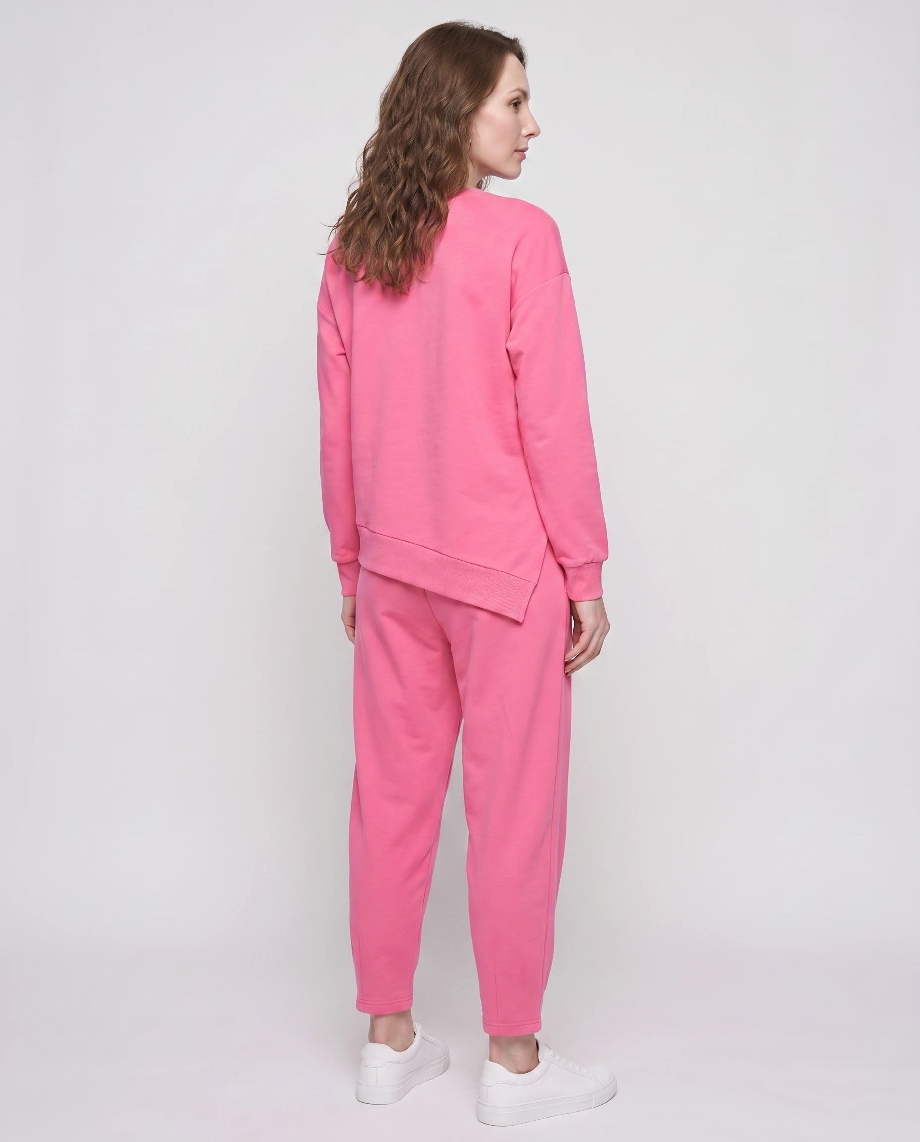Ensemble sweat asymétrique et pantalon Bénédicte — Rose Vif — vue dos studio