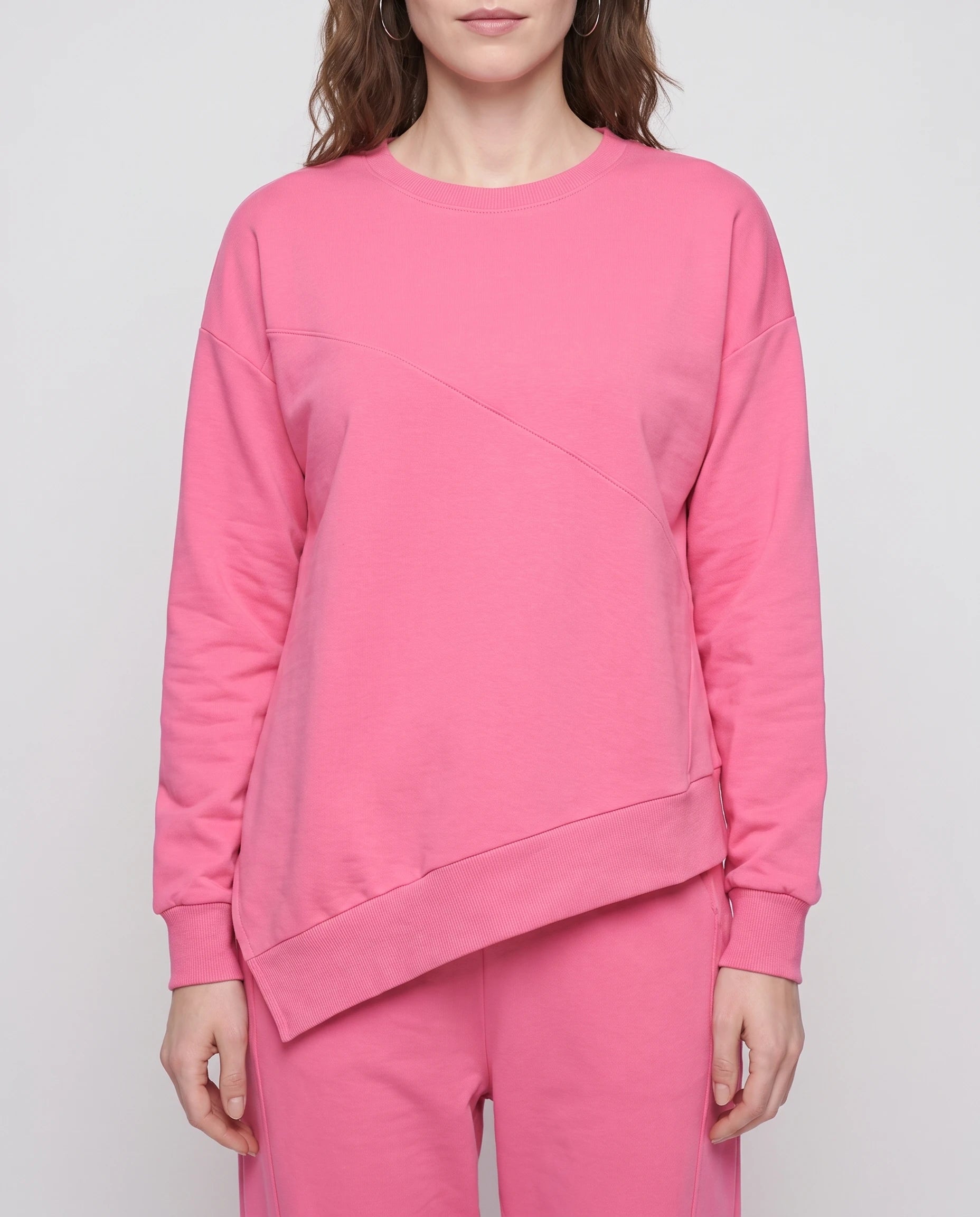Ensemble sweat asymétrique et pantalon Bénédicte — Rose Vif — détail ourlet asymétrique