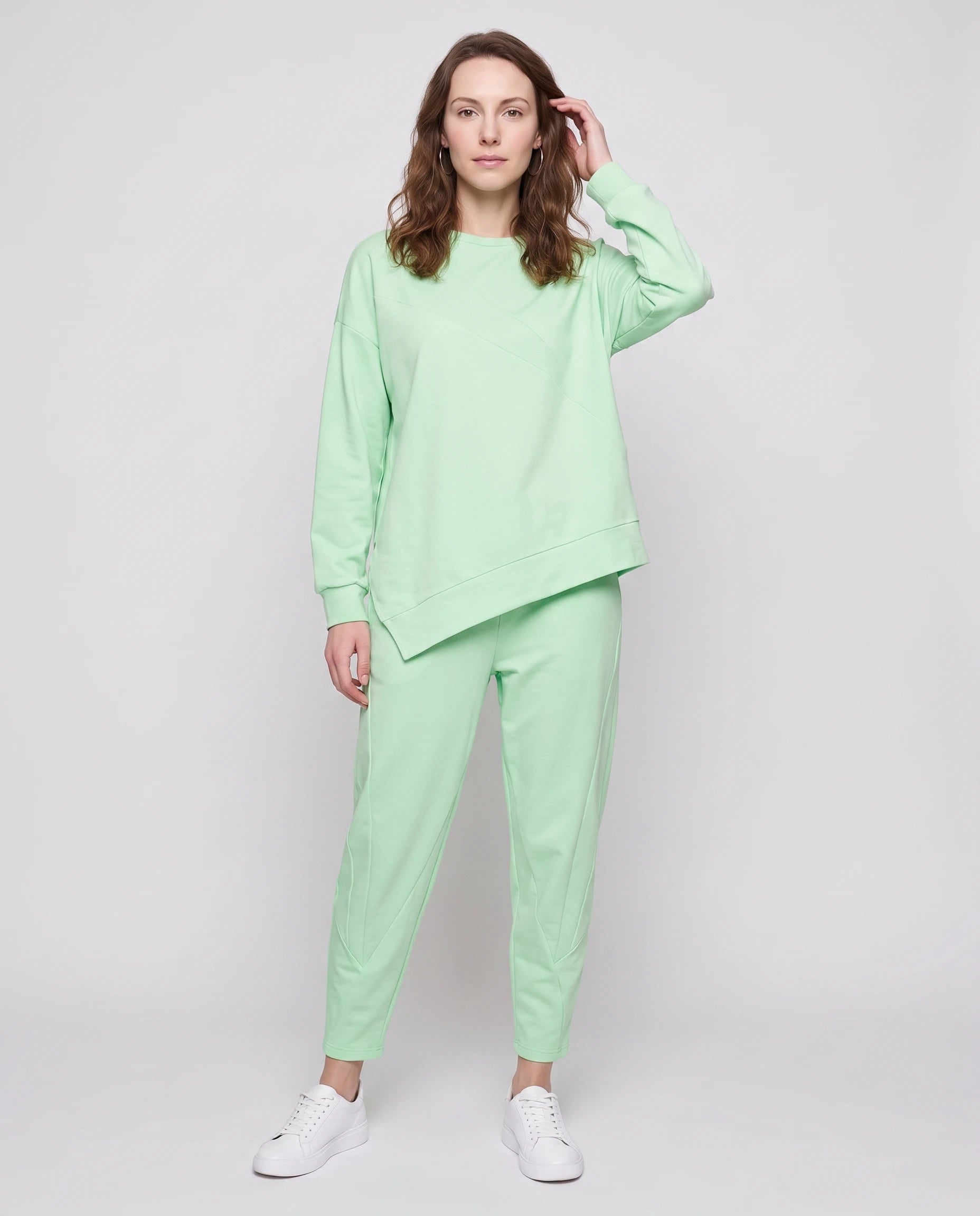 Ensemble sweat asymétrique et pantalon Bénédicte — Vert clair — vue face studio