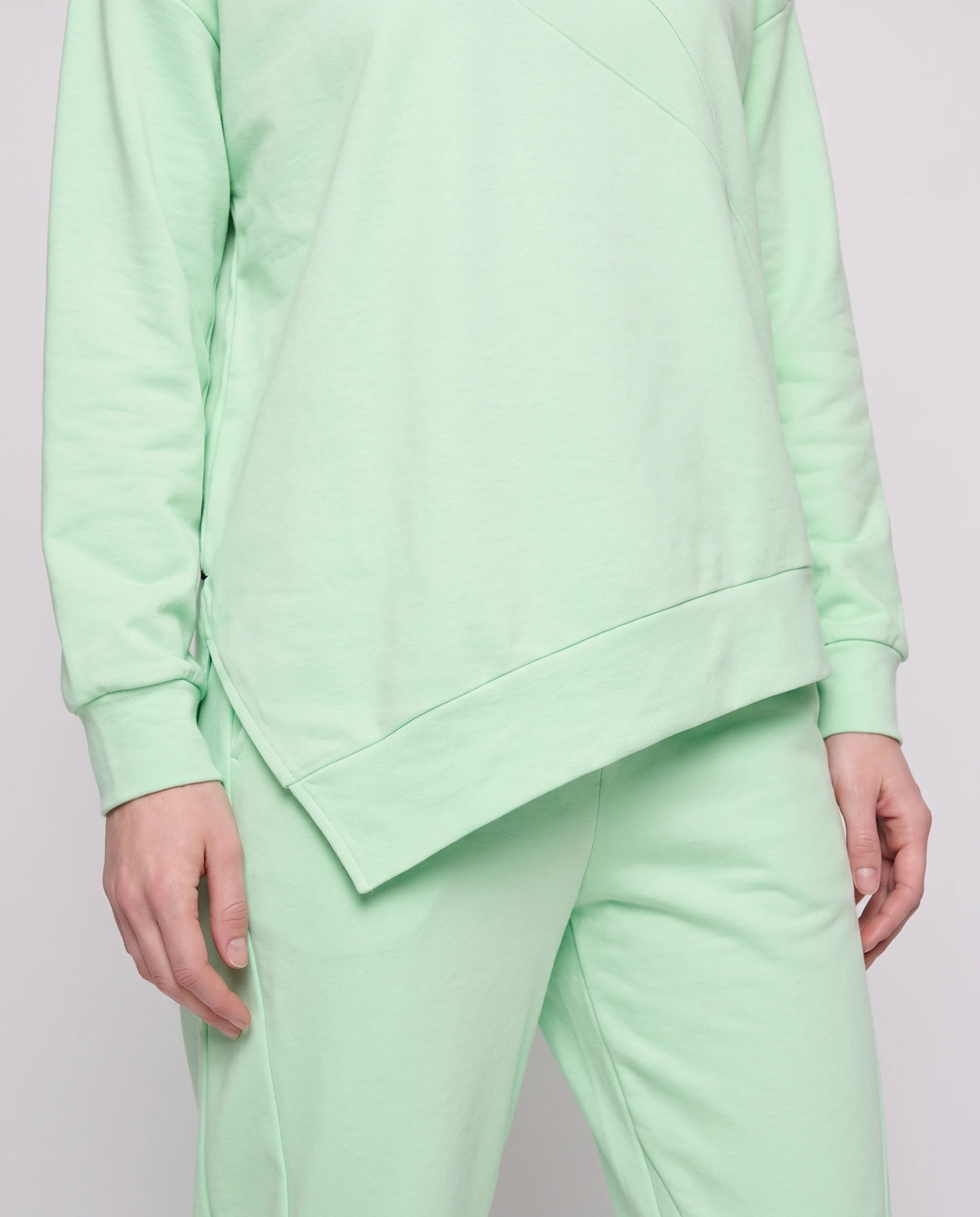 Ensemble sweat asymétrique et pantalon Bénédicte — Vert clair — détail ourlet asymétrique