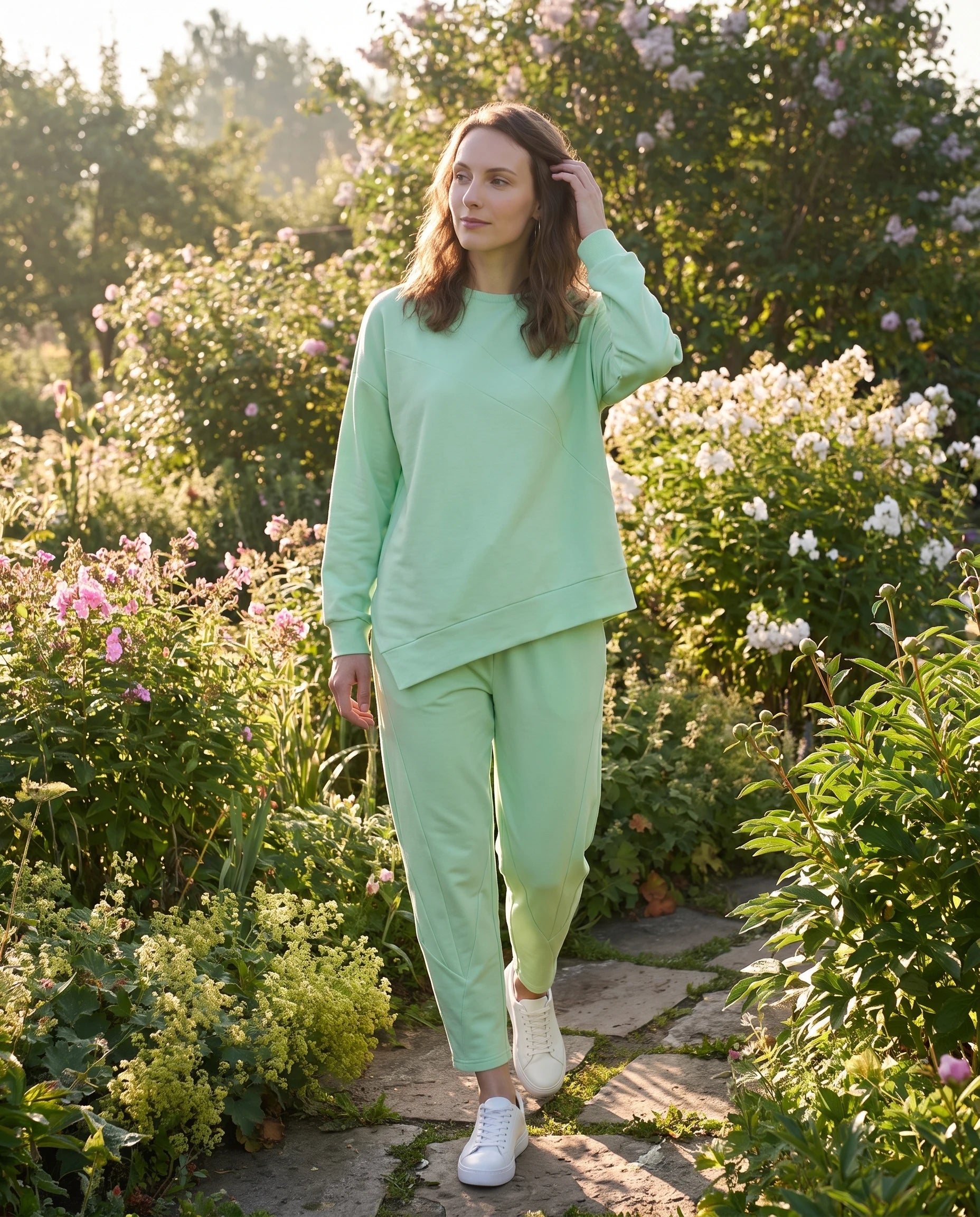 Ensemble sweat asymétrique et pantalon Bénédicte — Vert clair — portée, lifestyle