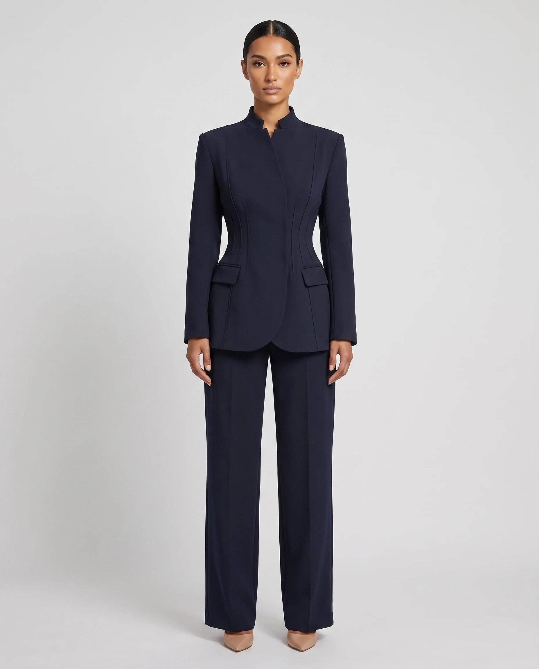 Ensemble tailleur cintre Gwendoline bleu marine, vue de face en studio