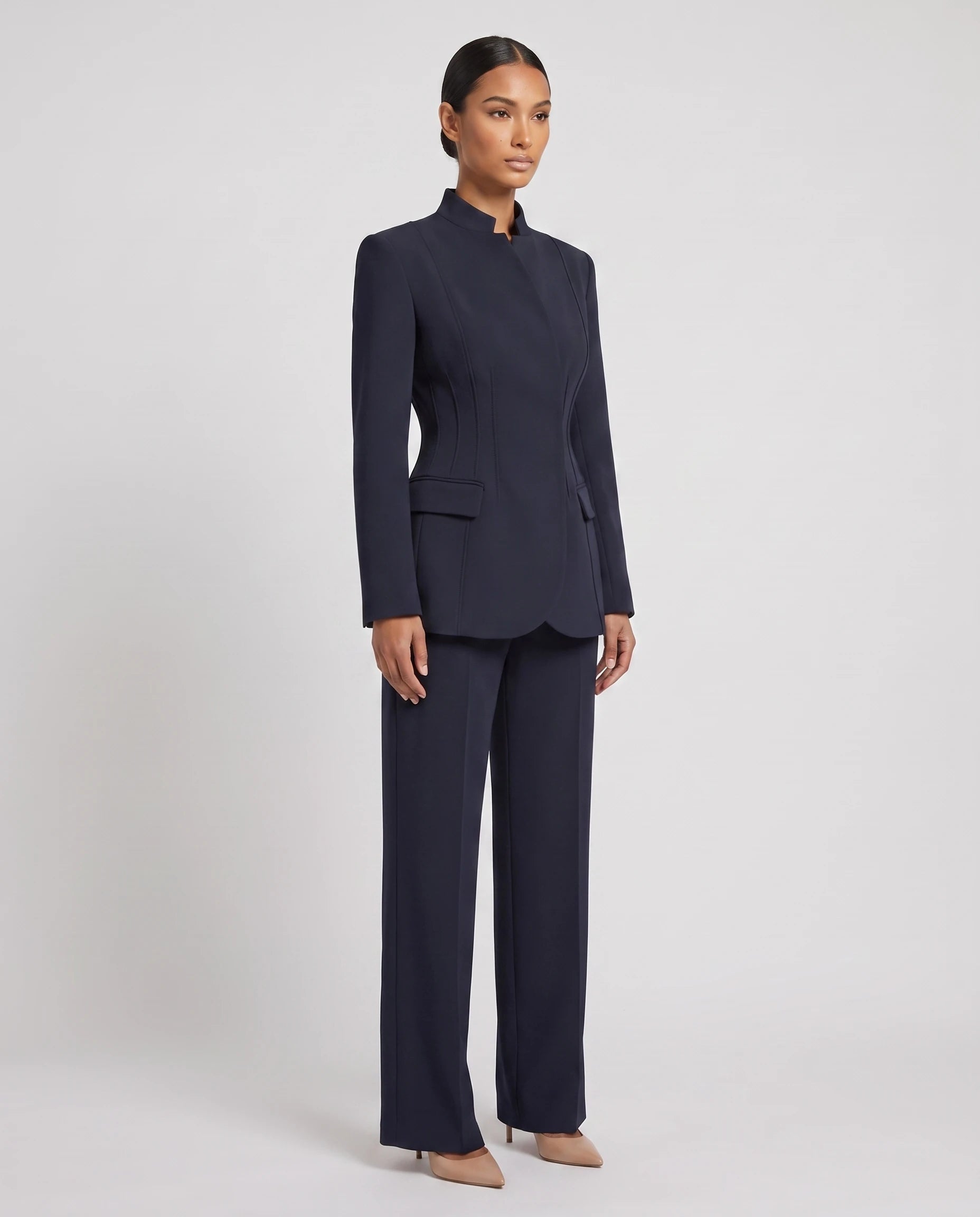 Ensemble tailleur cintre Gwendoline bleu marine, vue de trois quarts