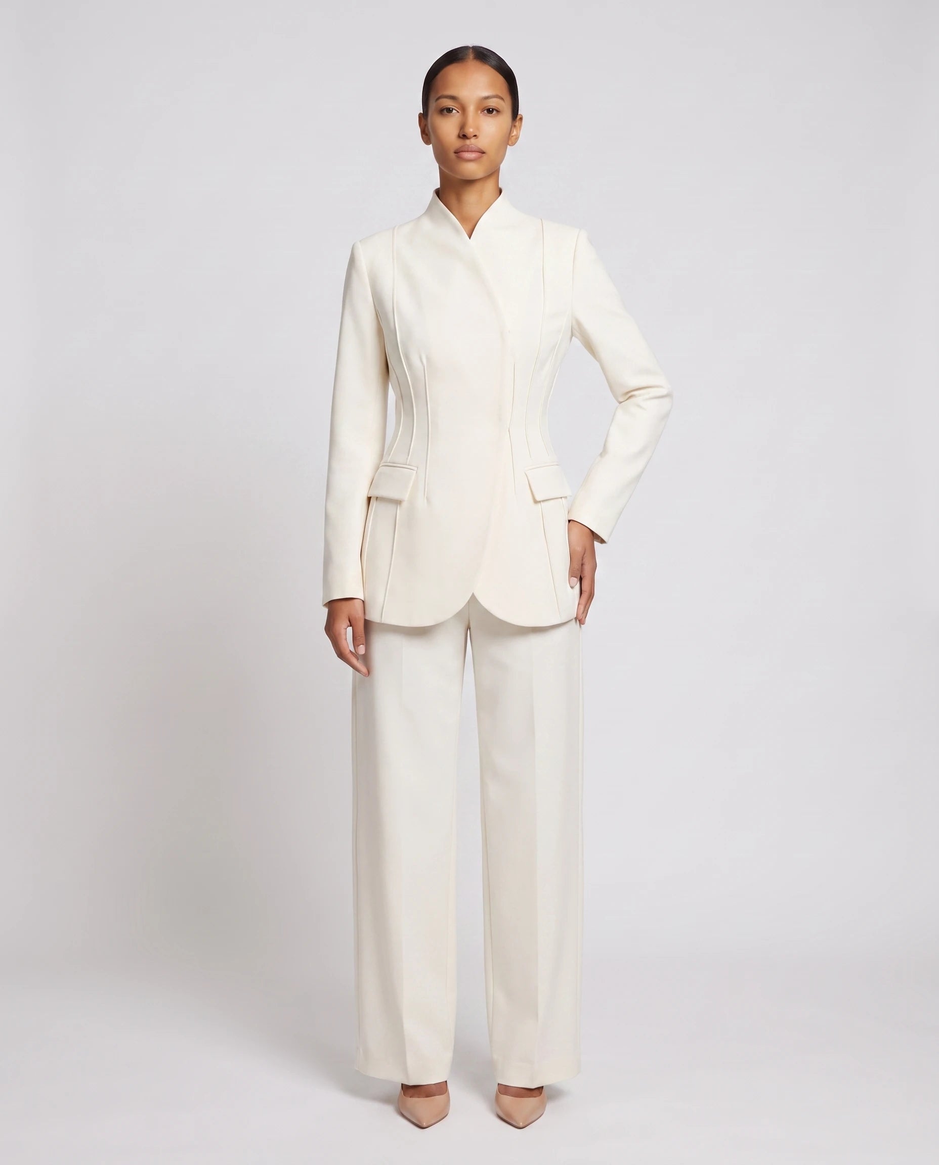 Ensemble tailleur cintre Gwendoline ivoire, vue de face en studio