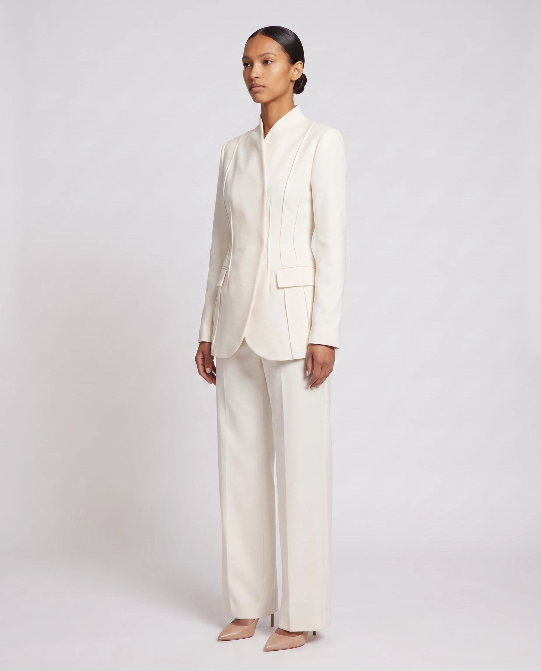 Ensemble tailleur cintre Gwendoline ivoire, vue de trois quarts