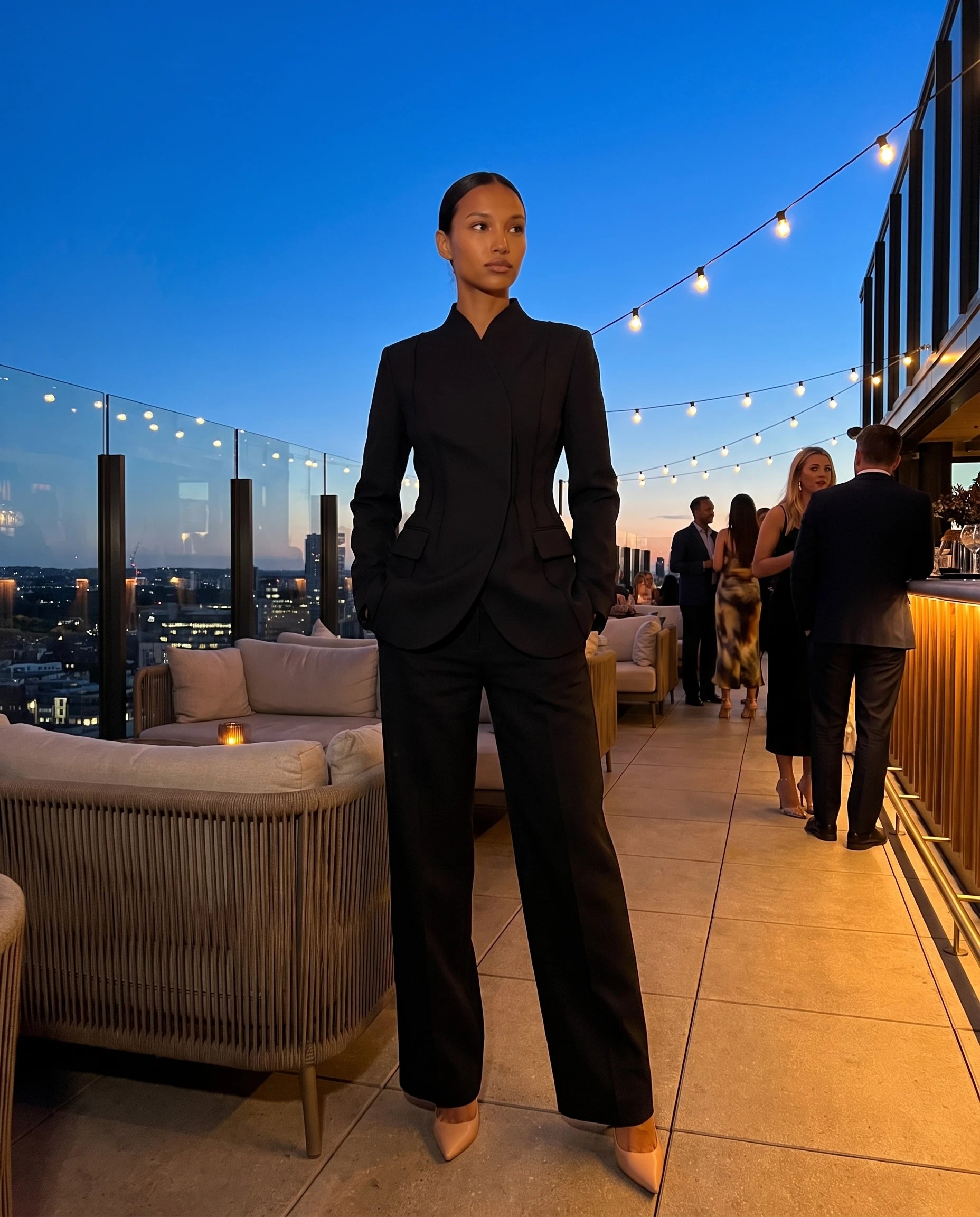 Ensemble tailleur cintre Gwendoline noir portee sur un rooftop au crepuscule