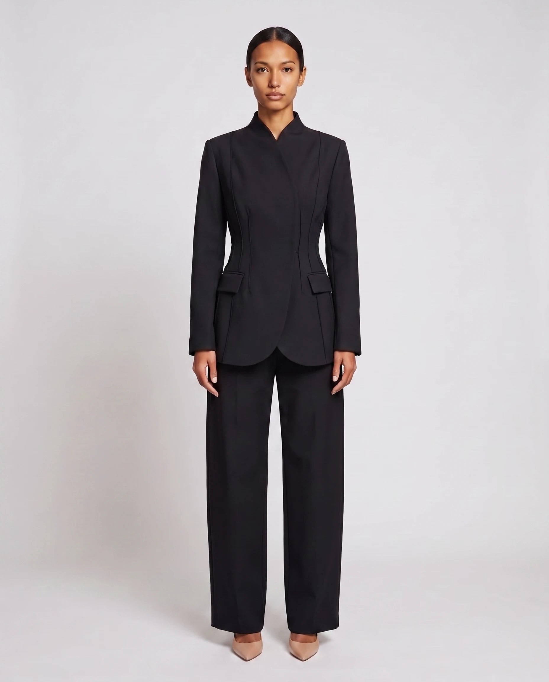 Ensemble tailleur cintre Gwendoline noir, vue de face en studio