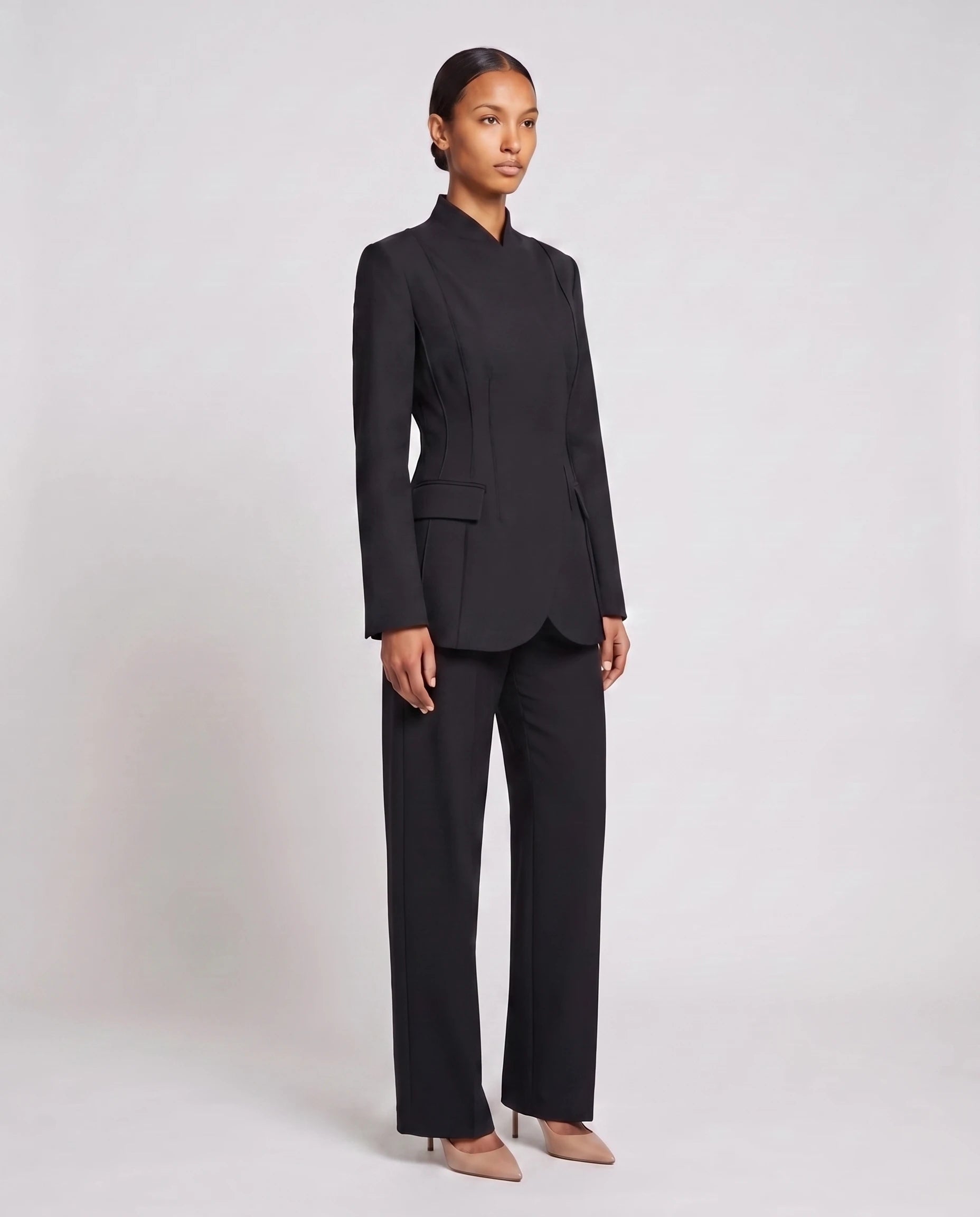 Ensemble tailleur cintre Gwendoline noir, vue de trois quarts