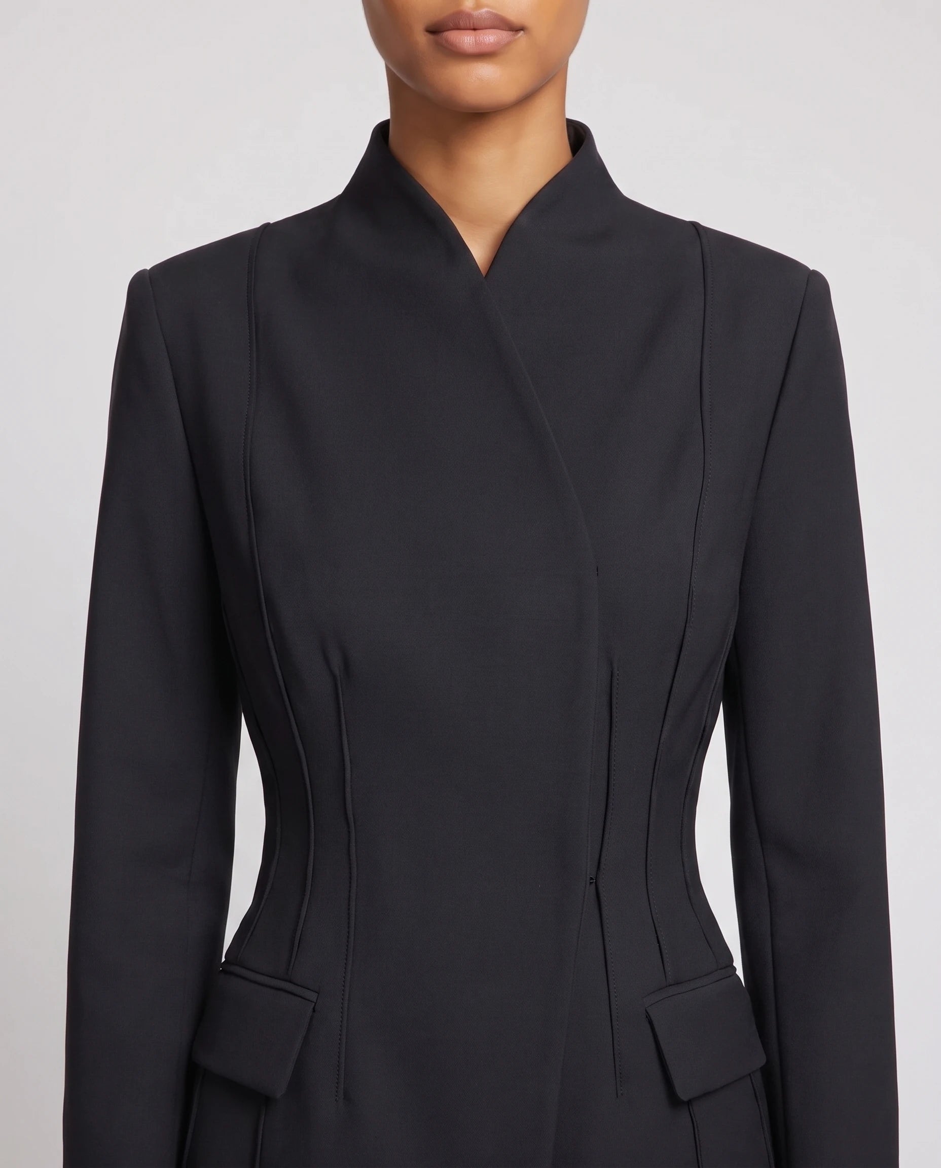Ensemble tailleur cintre Gwendoline noir, detail du col montant et de la taille cintree