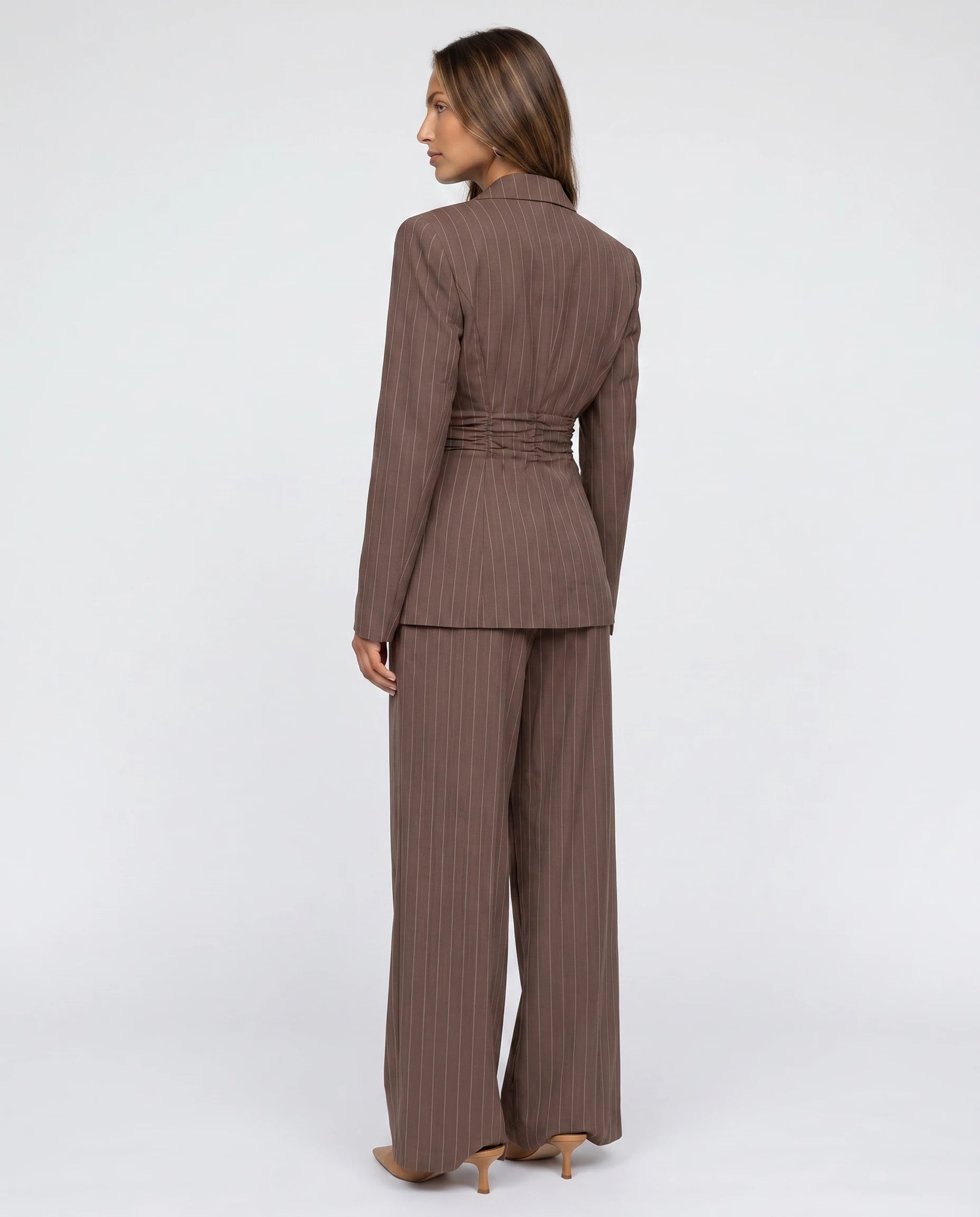 Ensemble tailleur raye et pantalon large Herminie marron, vue de dos en studio