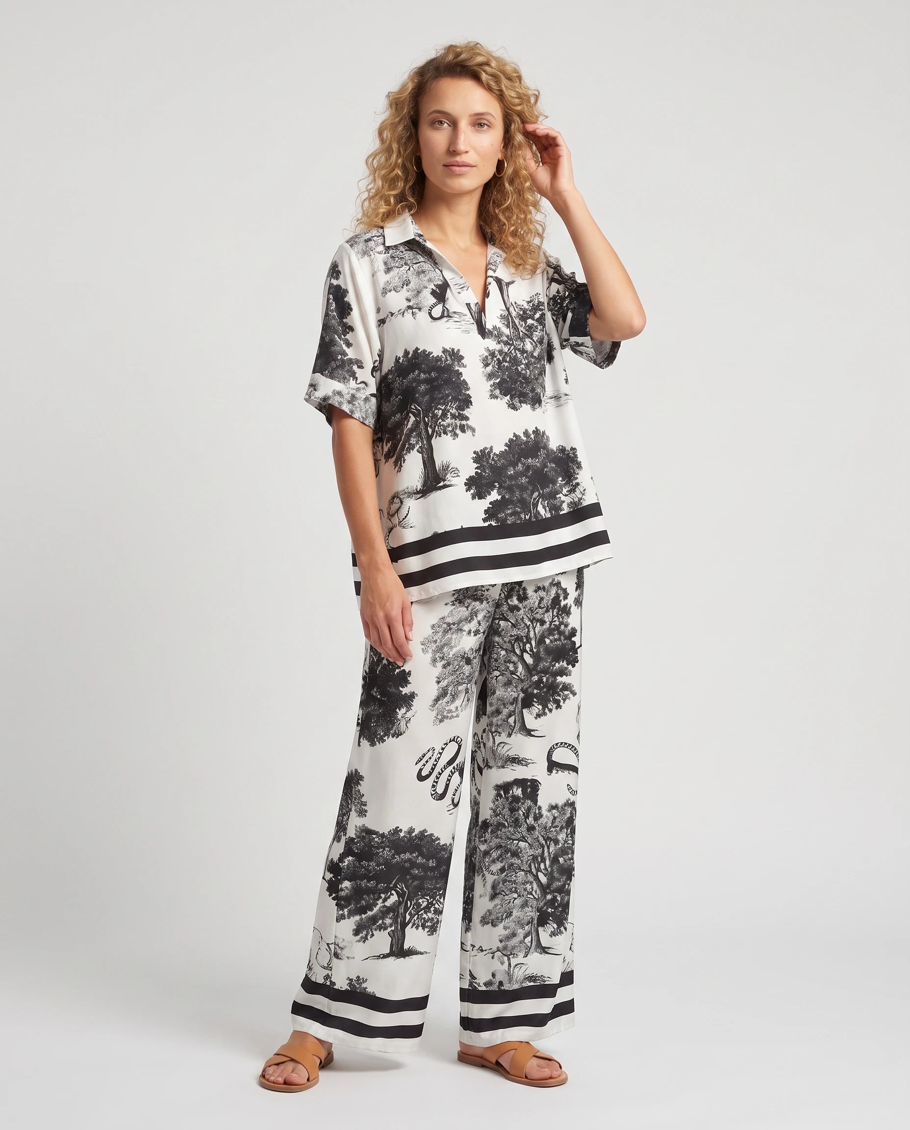 Ensemble top col V et pantalon imprimé Sylvaine — Blanc — vue face studio